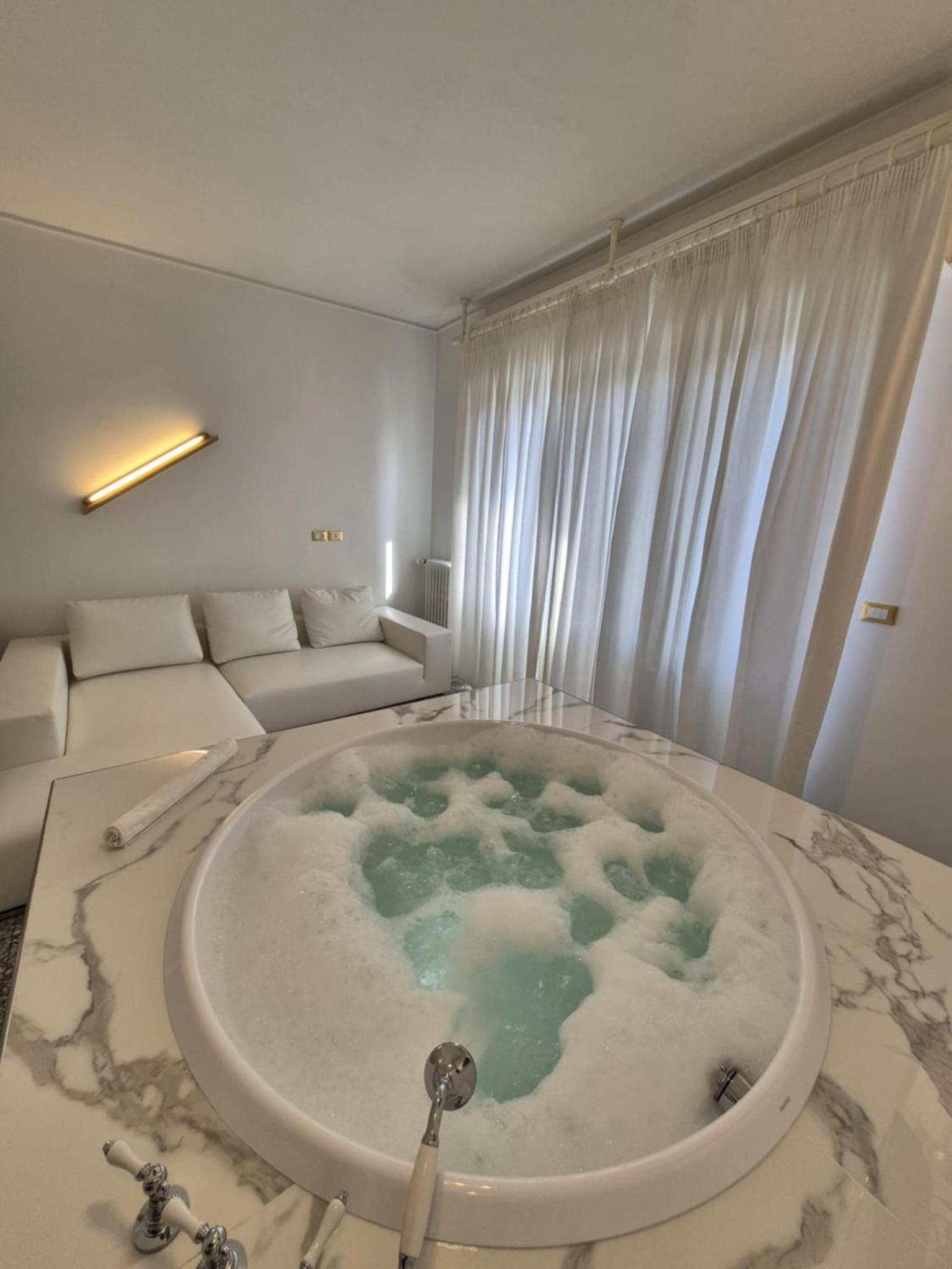 Deluxe Suite with Spa Bath - Photo 6