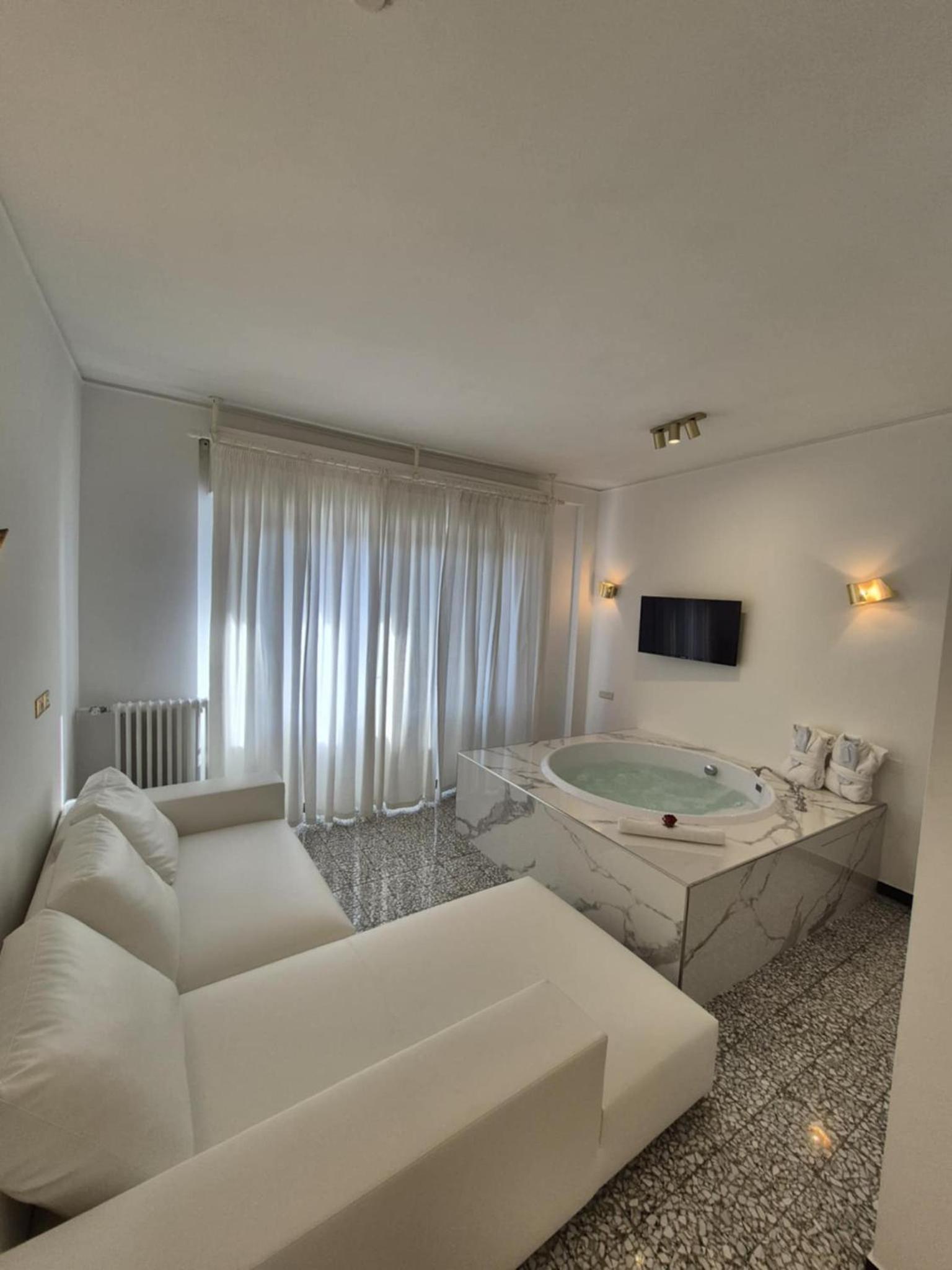 Deluxe Suite with Spa Bath - Photo 5