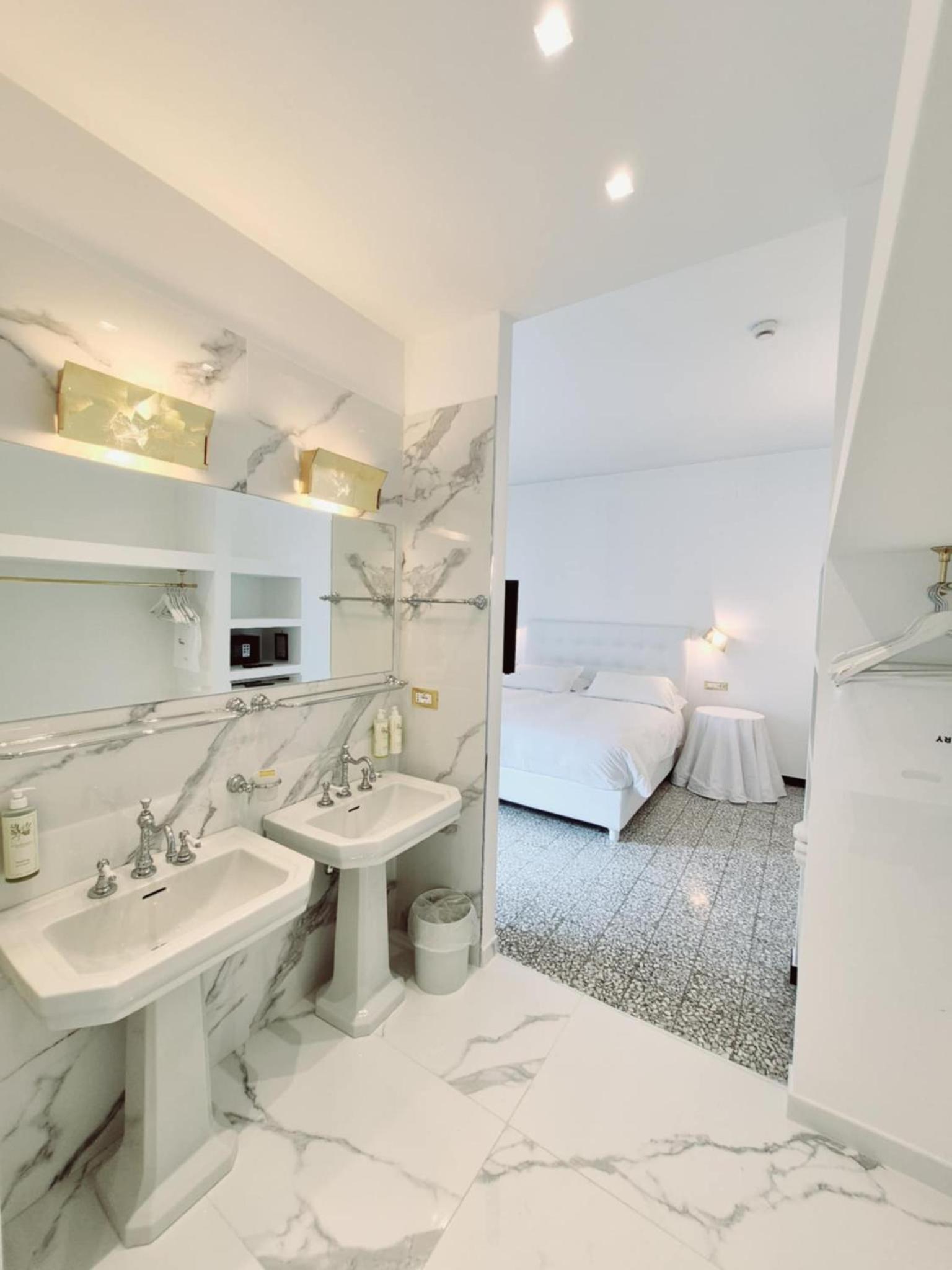 Deluxe Suite with Spa Bath - Photo 4