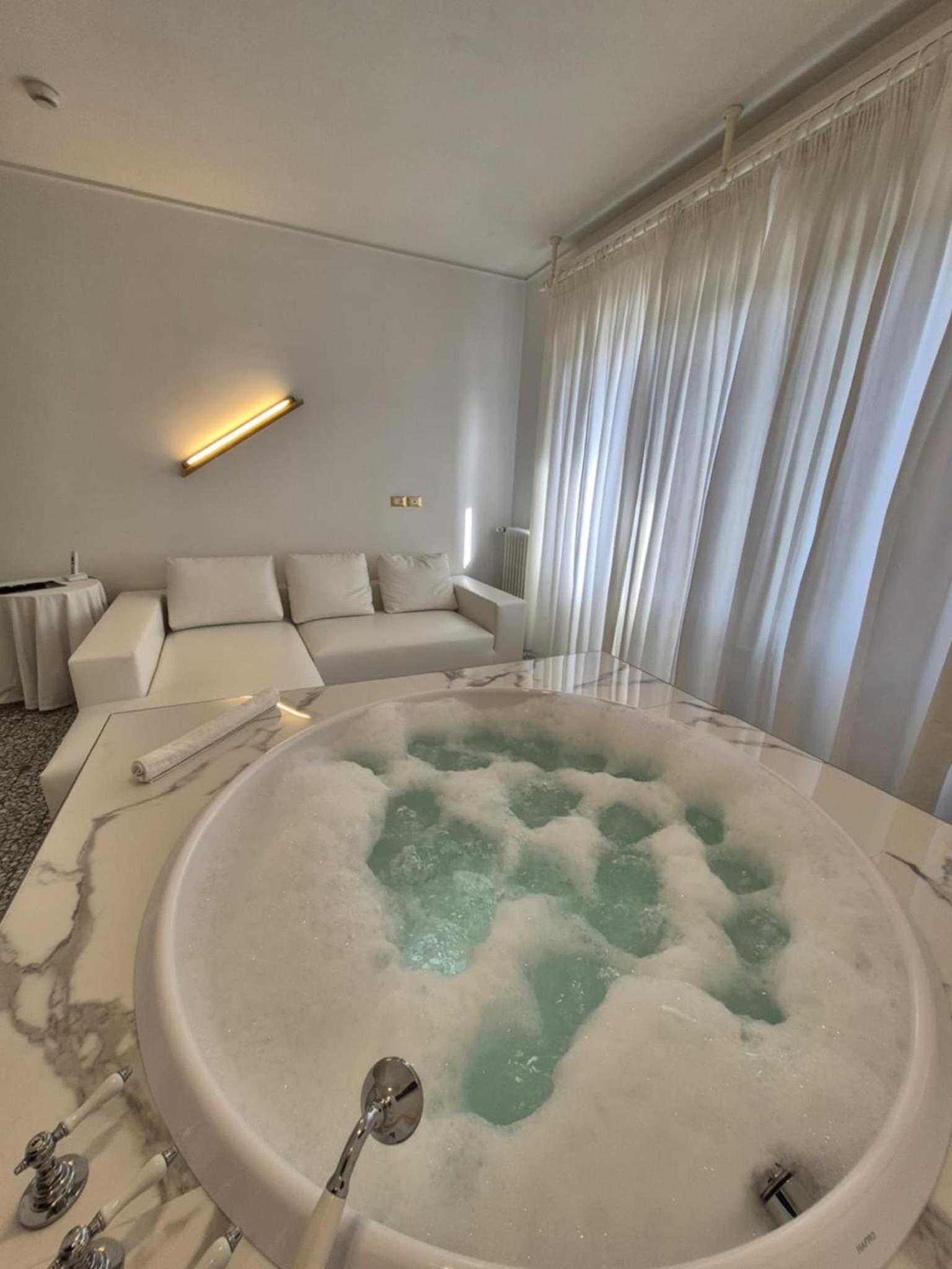 Deluxe Suite with Spa Bath - Photo 3