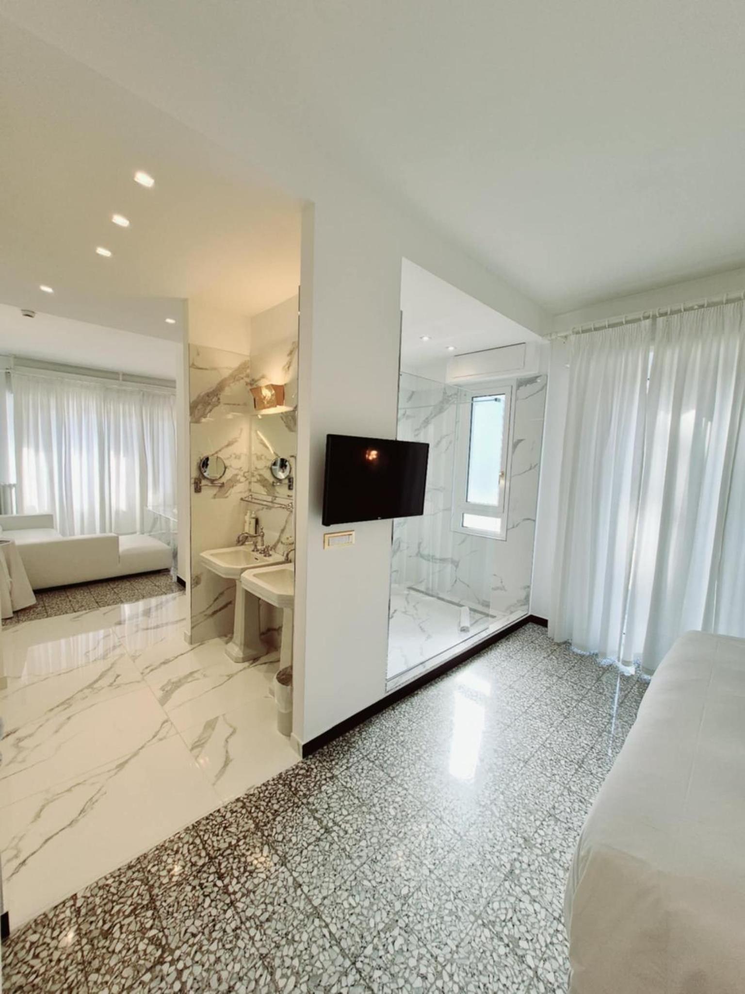 Deluxe Suite with Spa Bath - Photo 2