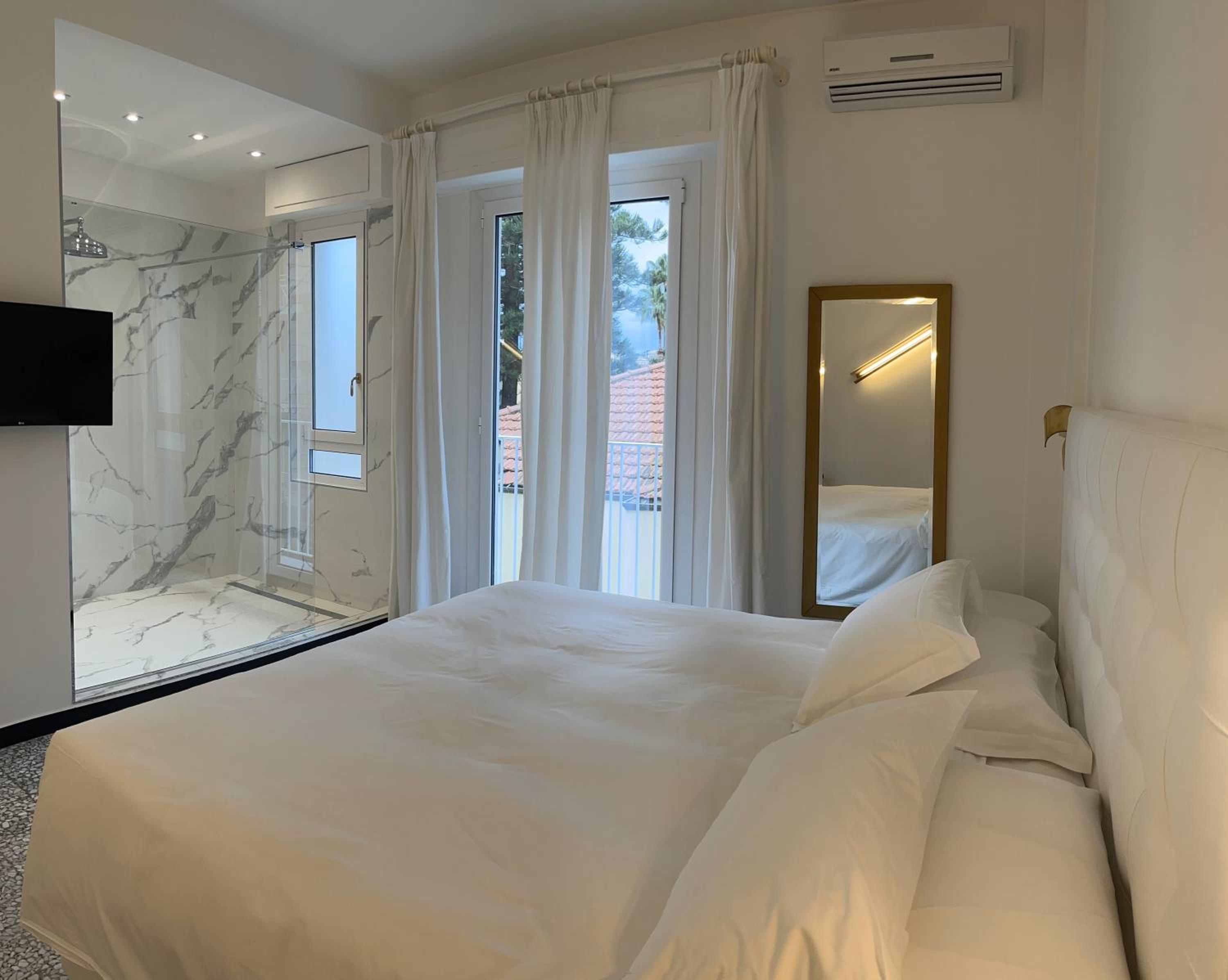 Deluxe Suite with Spa Bath - Photo 13