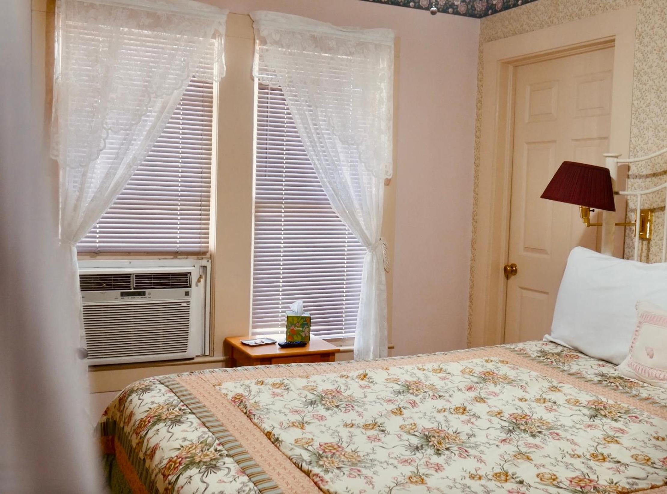 Budget Double Room photo 3
