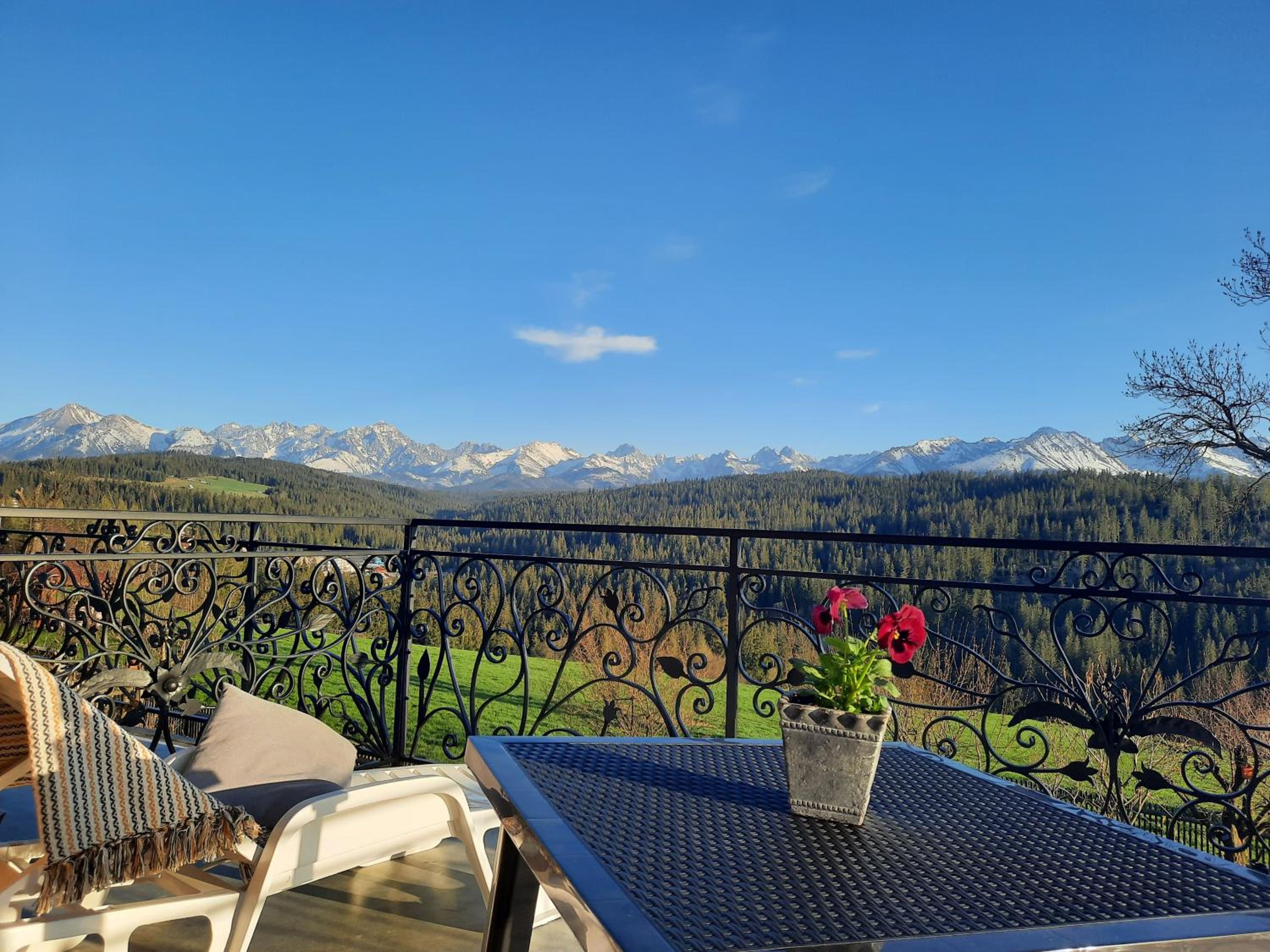 Two-Bedroom Apartment with Mountain View photo 1