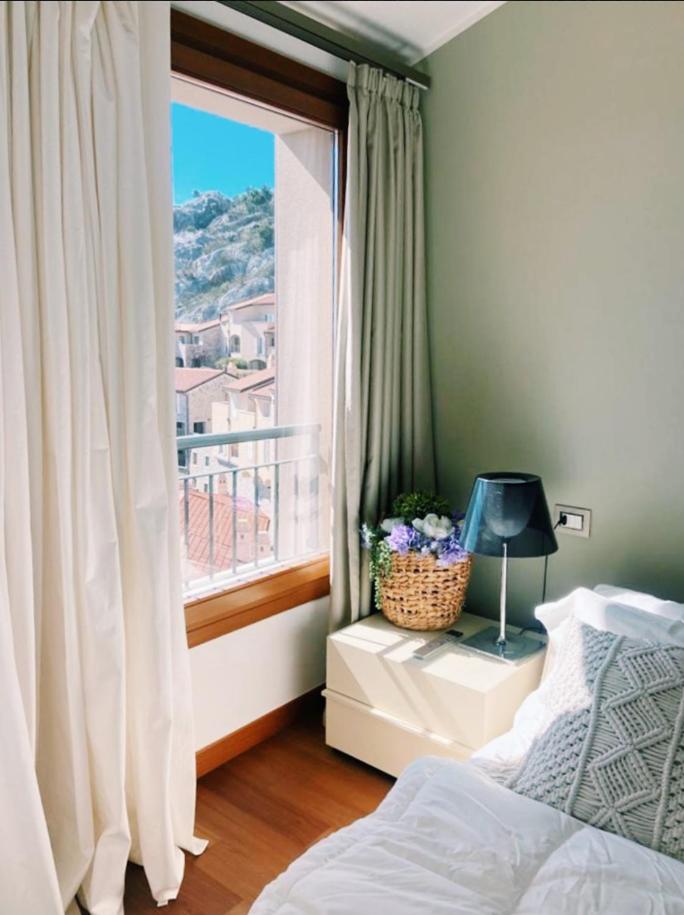 One-Bedroom Apartment with Balcony and Sea View photo 3