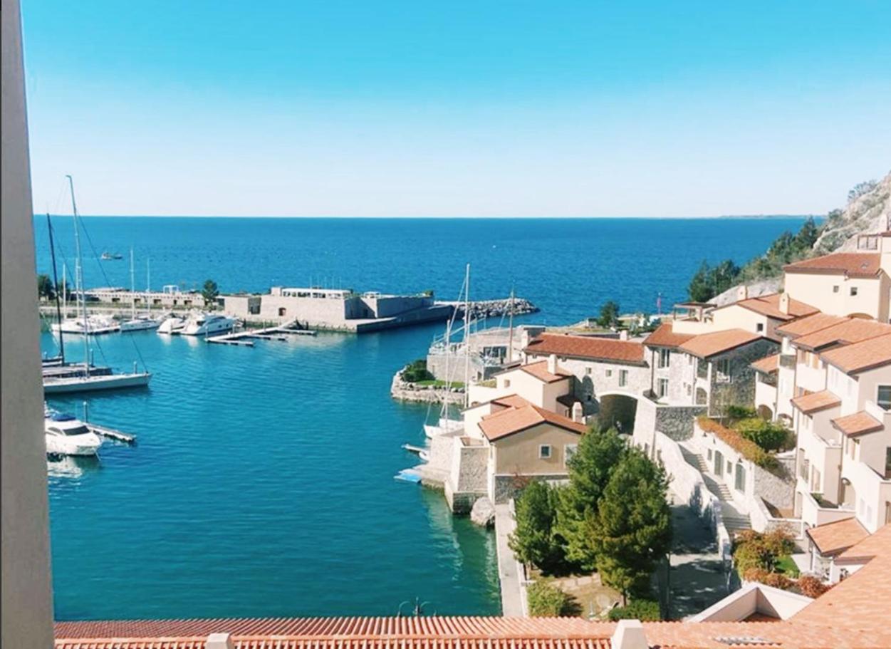 One-Bedroom Apartment with Balcony and Sea View photo 2
