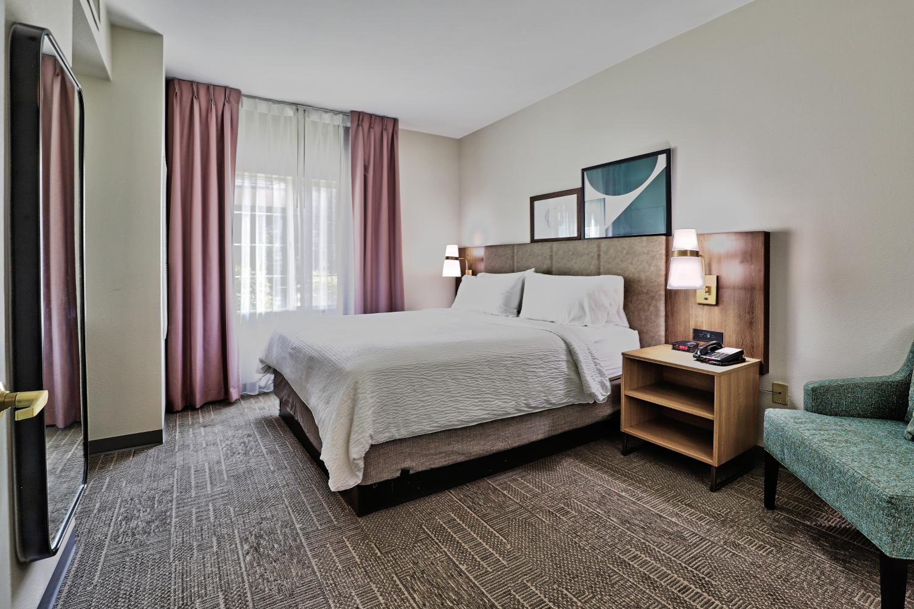 Deluxe Suite with Roll-in Shower - Hearing Accessible