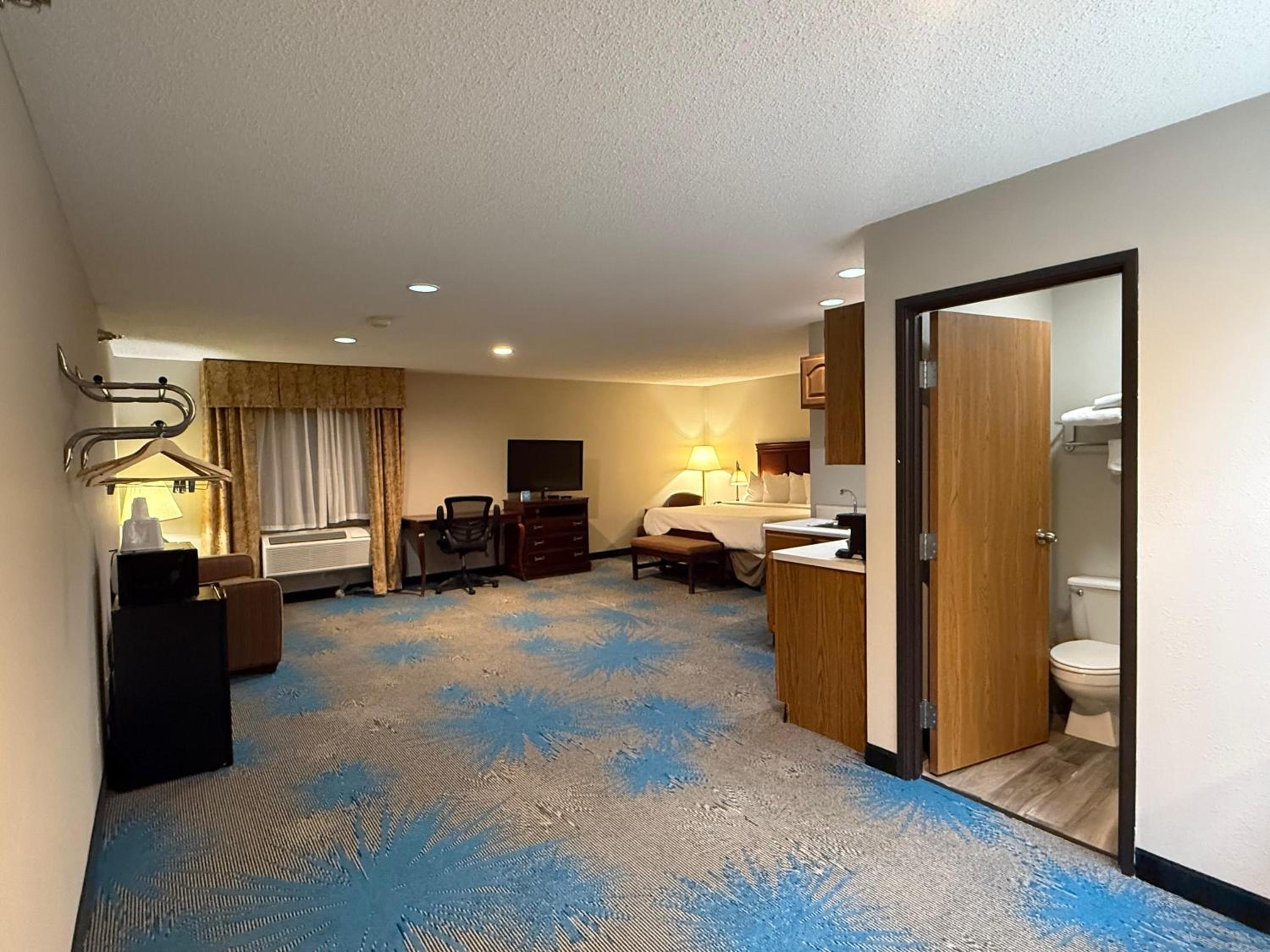 King Suite with Jetted Tub - Non-Smoking - Photo 3