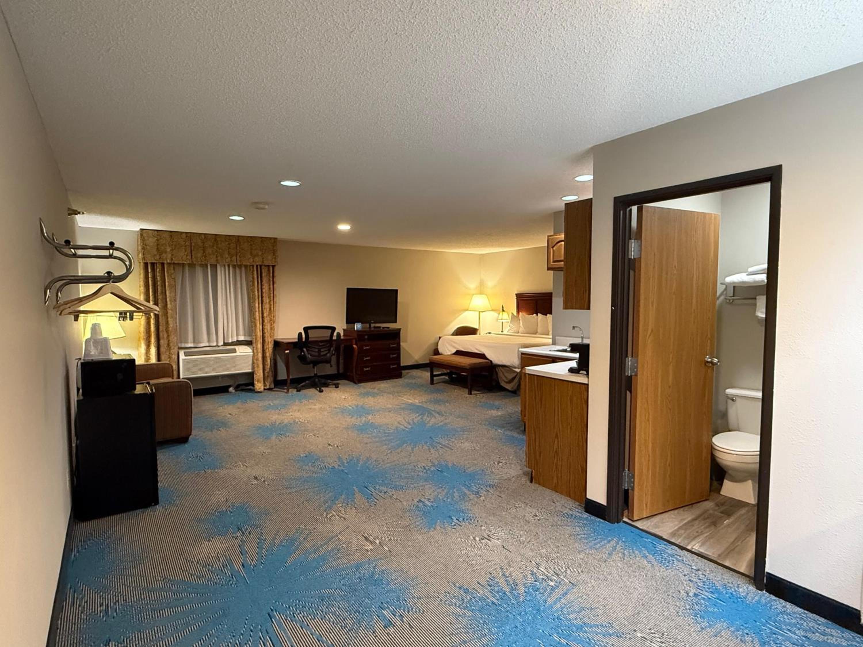 King Suite with Jetted Tub - Non-Smoking - Photo 2