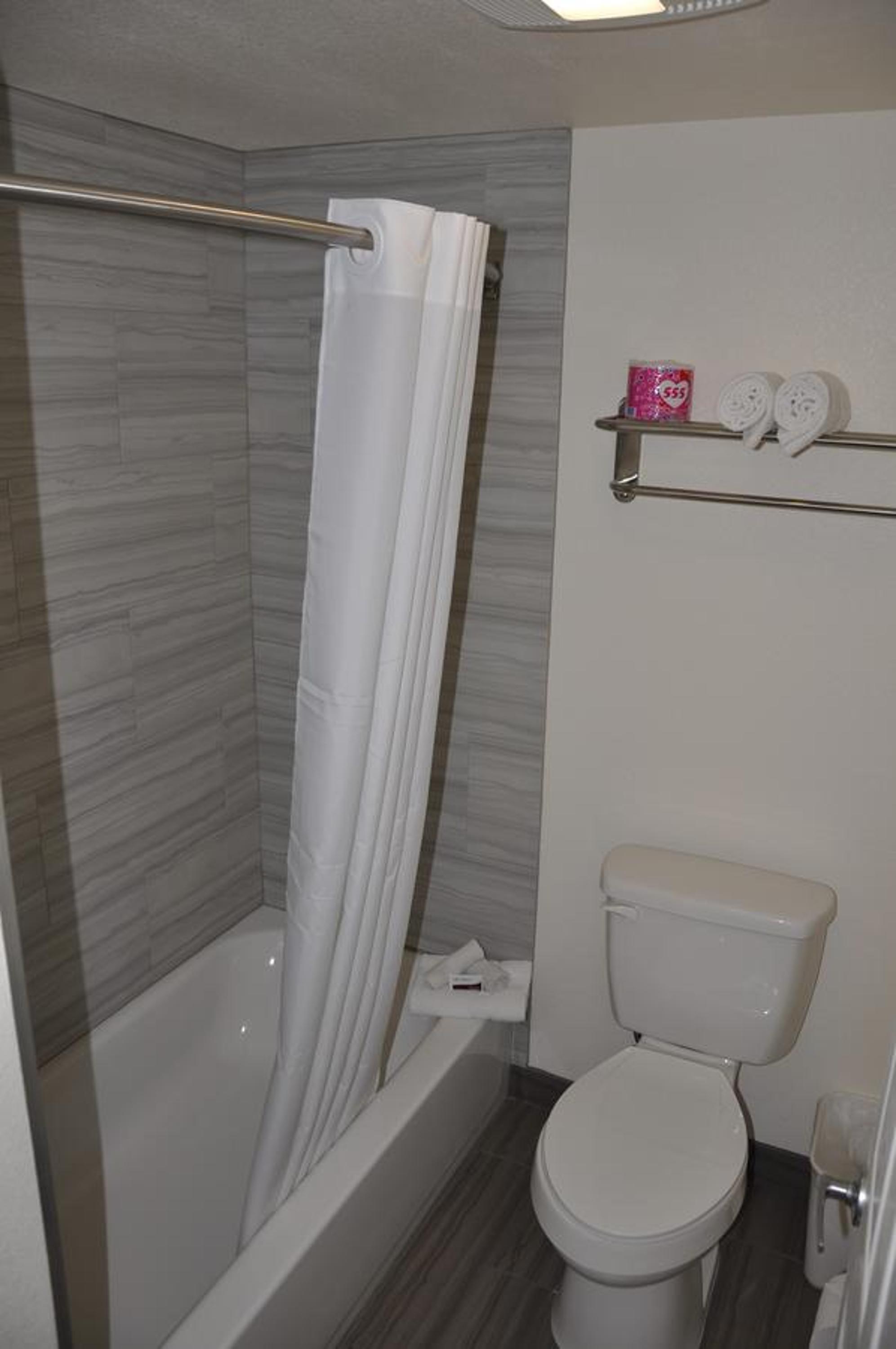 Deluxe 2 Full Bed Suite w / Kitchenette and Bathtub - Non Smoking photo 3
