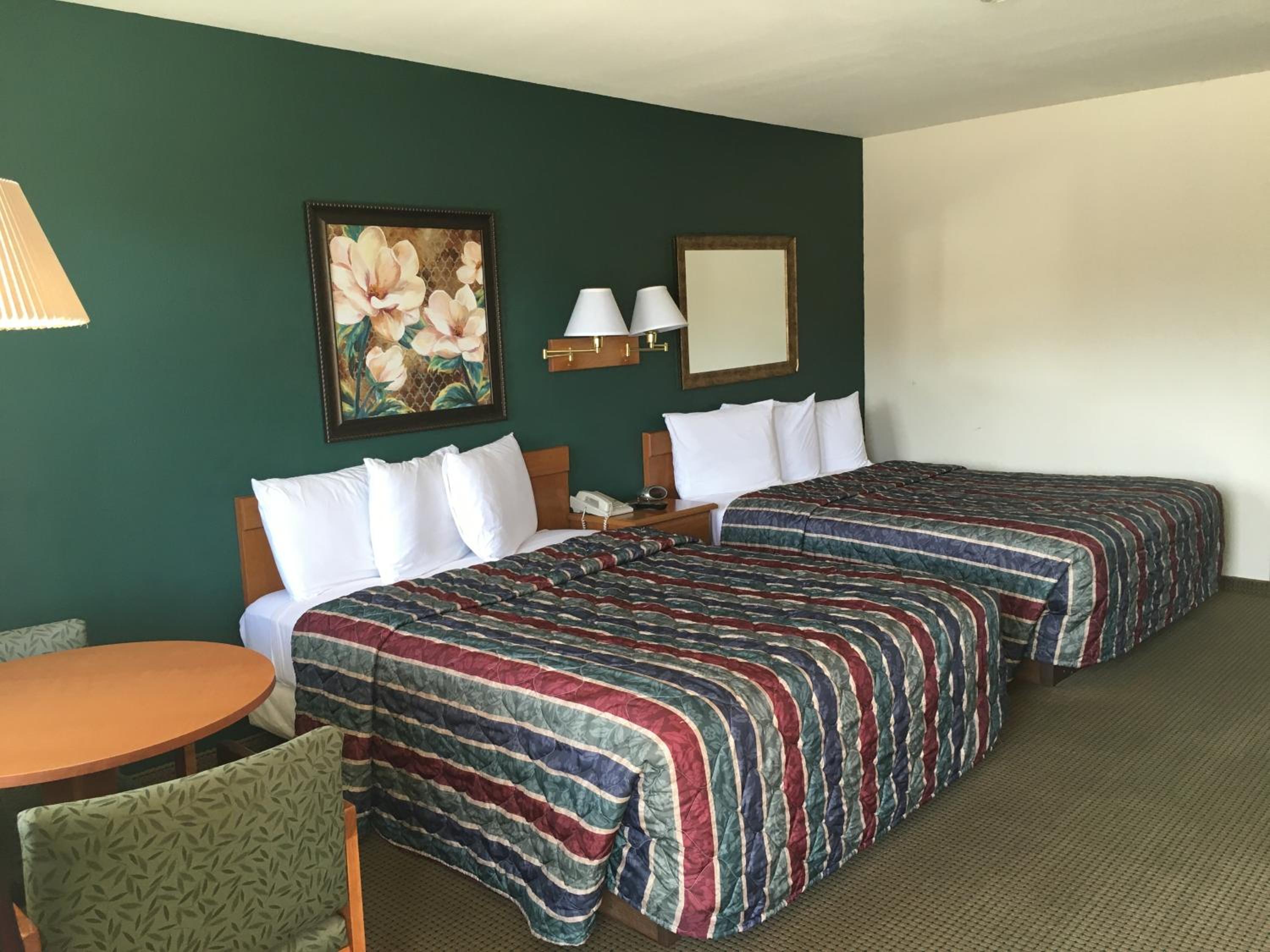 Queen Room with Two Queen Beds No Pets photo 1