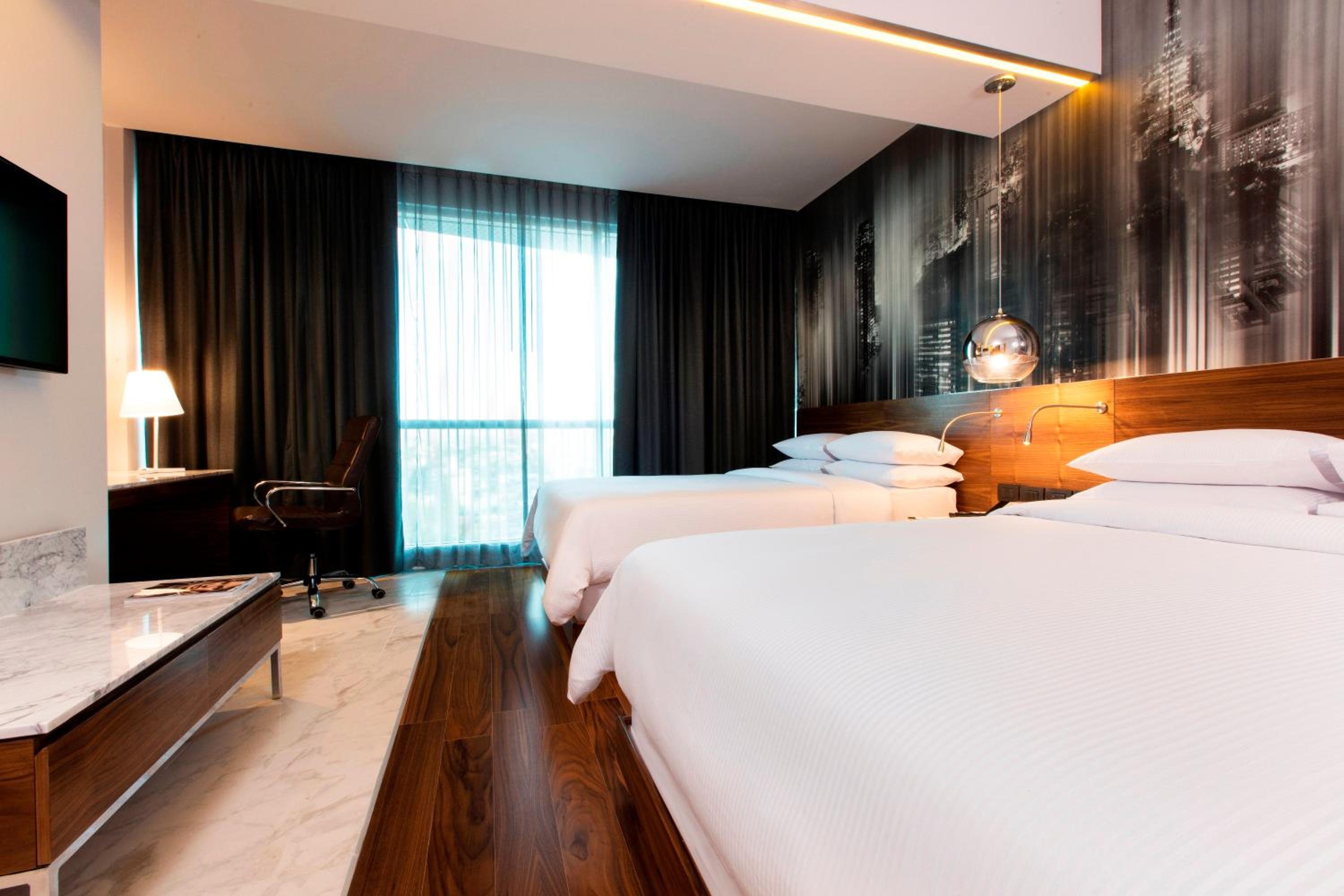 Standard Queen Room with Two Double Beds thumbnail 5