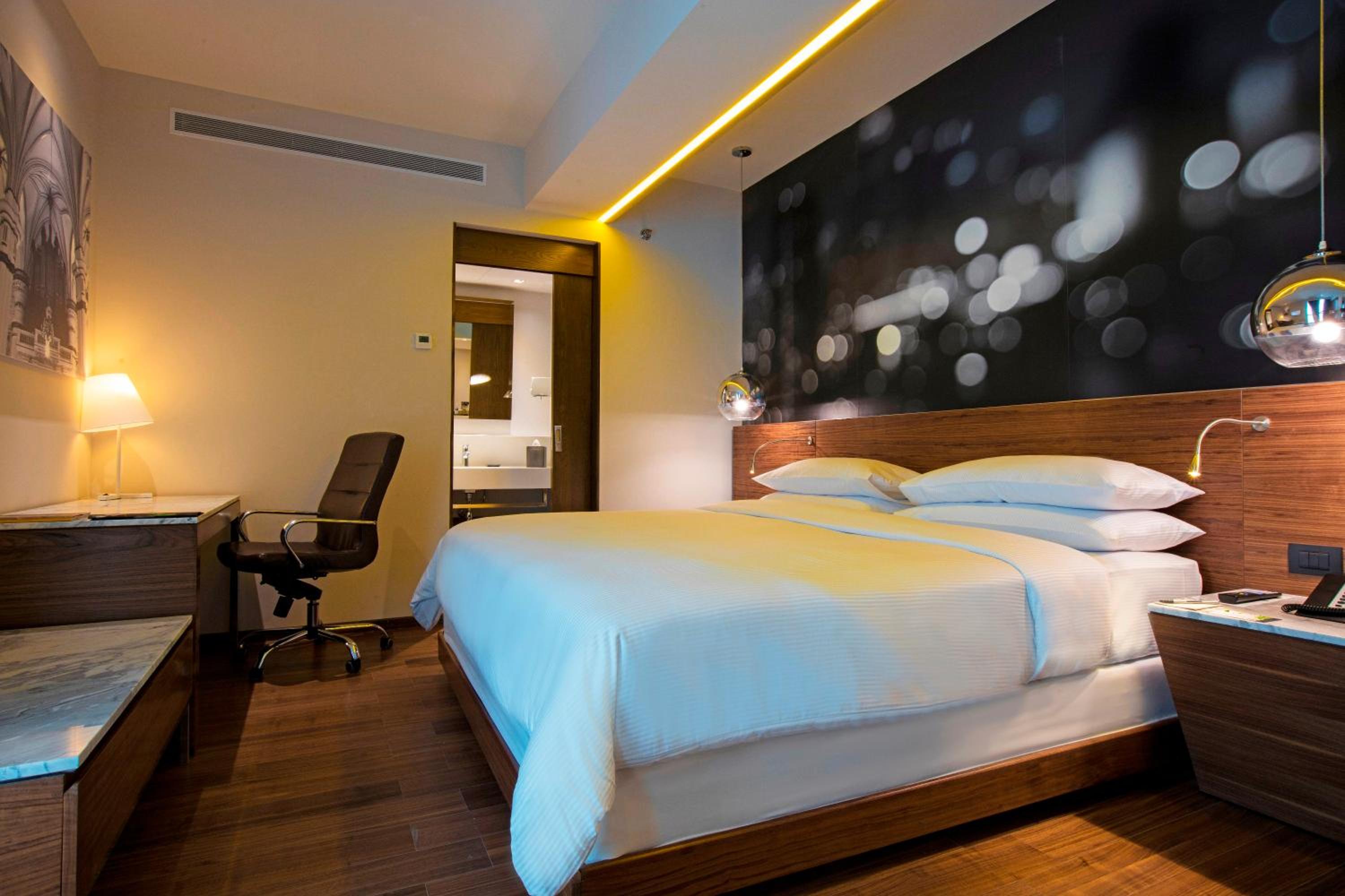 Standard King Room thumbnail 6