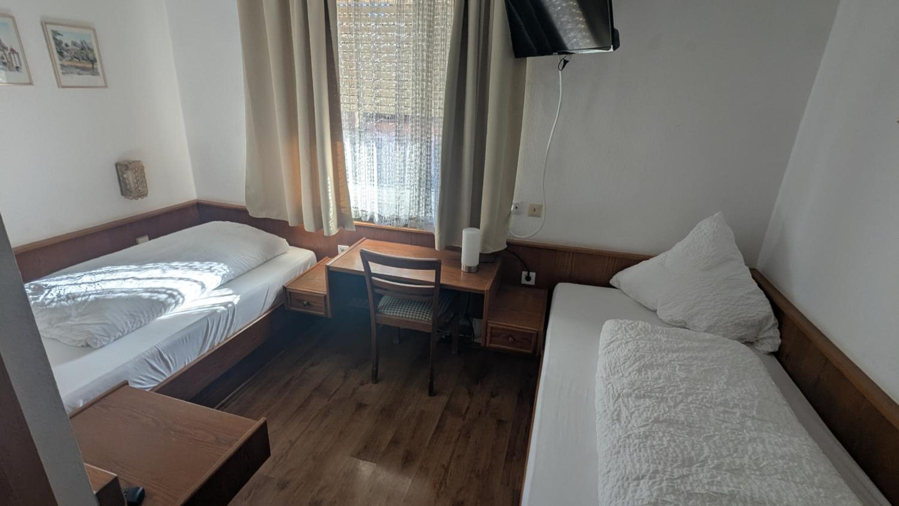 Twin Room with Private Bathroom photo 3