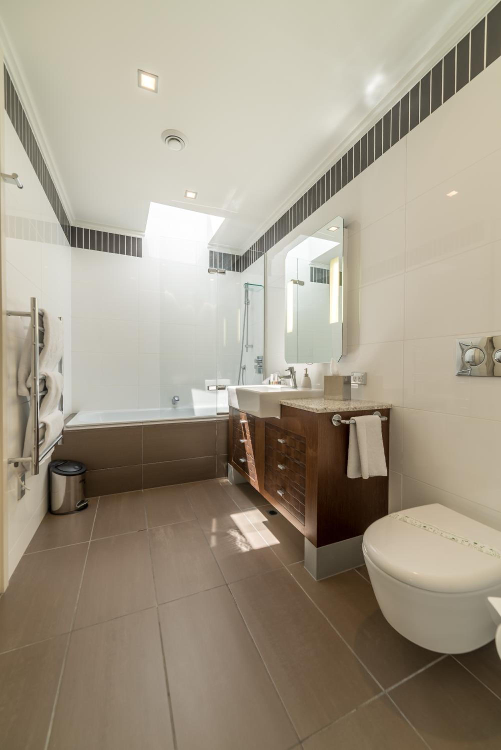 Lakefront Apartment 2 - Photo 14