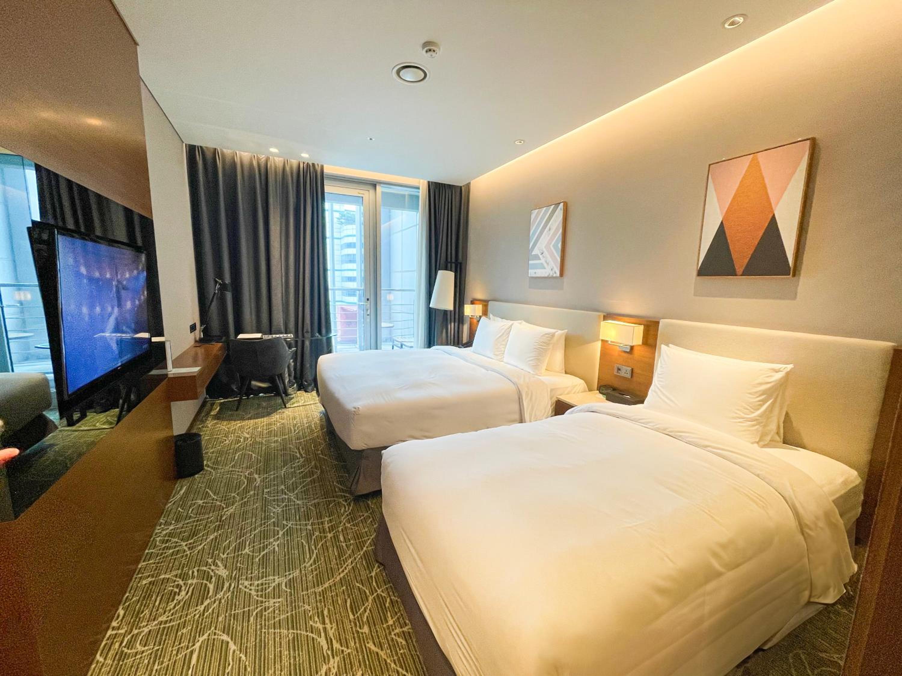 [With RUN PKG] Balcony Deluxe Twin Room with 2pax access to EZmode in TECHRUN in Bundang & Drink or ice cream for 1 pax 