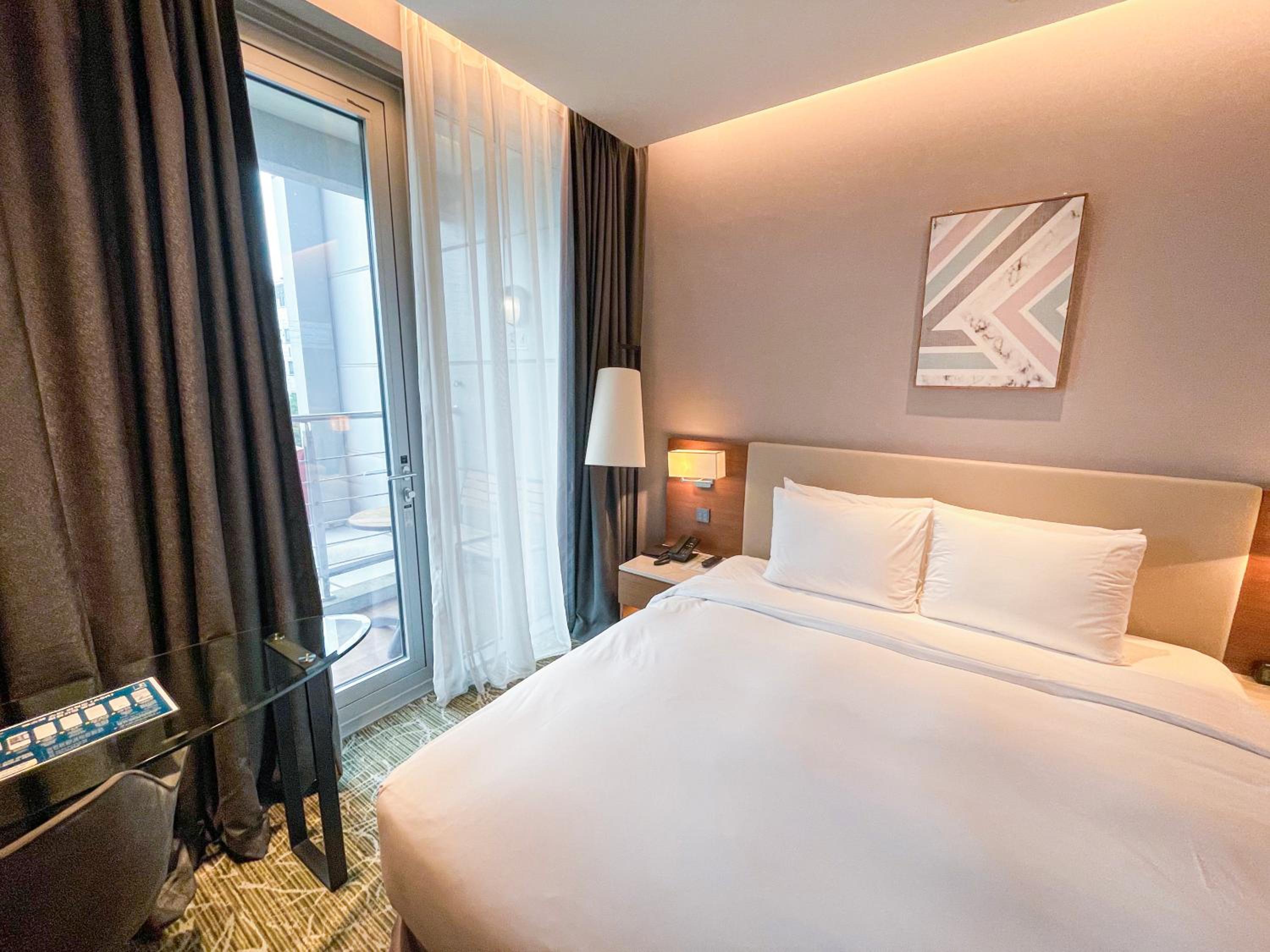 [Check-in 6:00 PM] Balcony Deluxe Twin Room