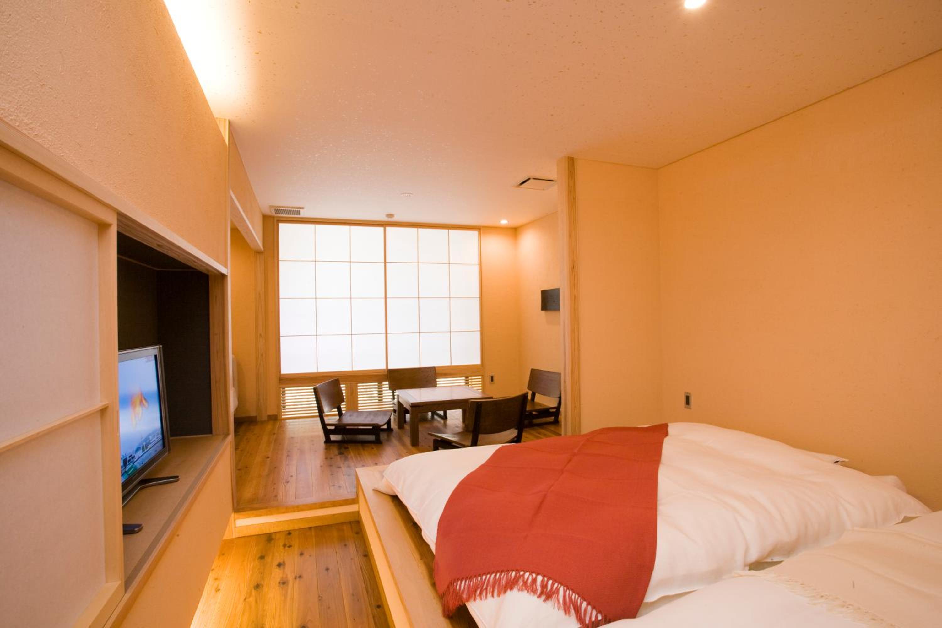 Japanese-Style Room with Sofa - Photo 2