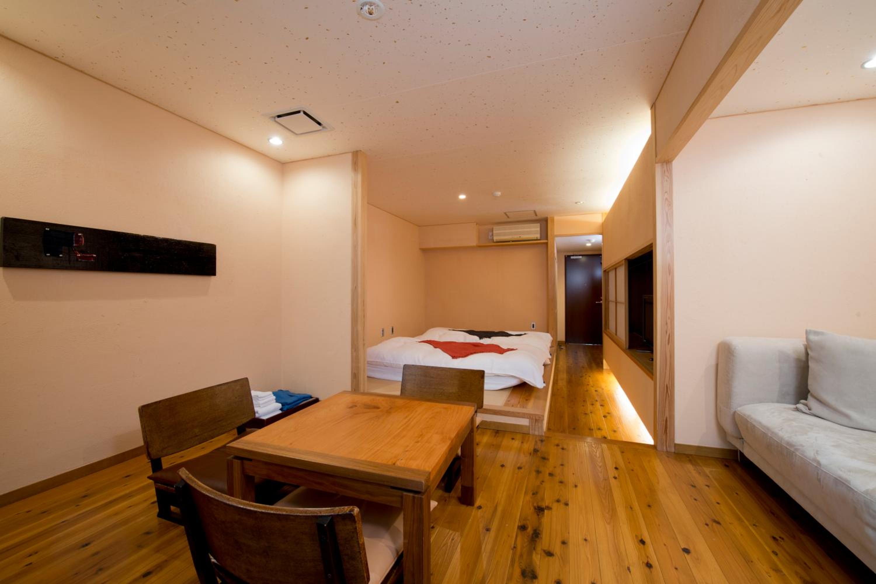 Japanese-Style Room with Sofa - Photo 1