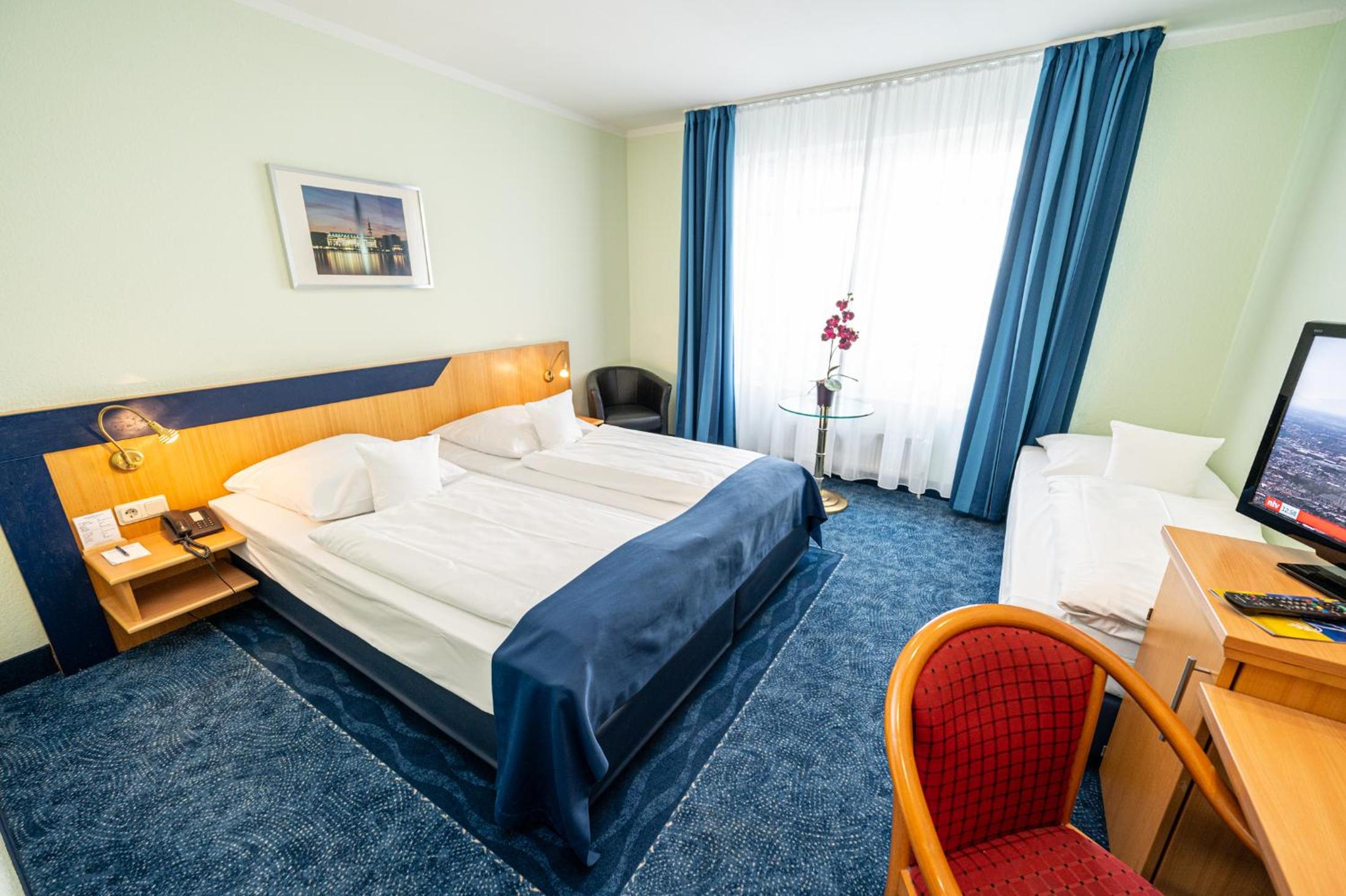 Triple Room thumbnail 5