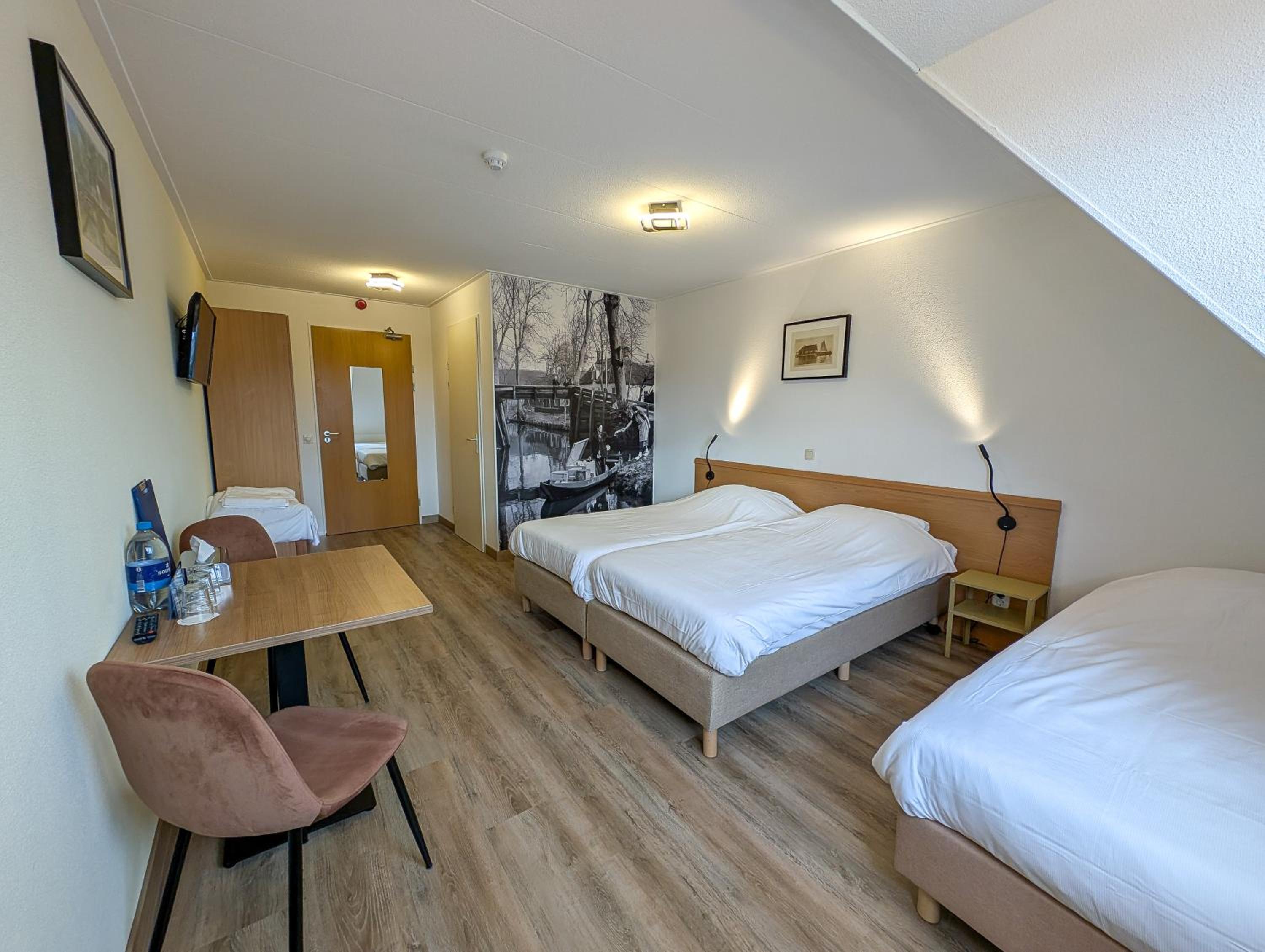 Standard Twin Room - Photo 6