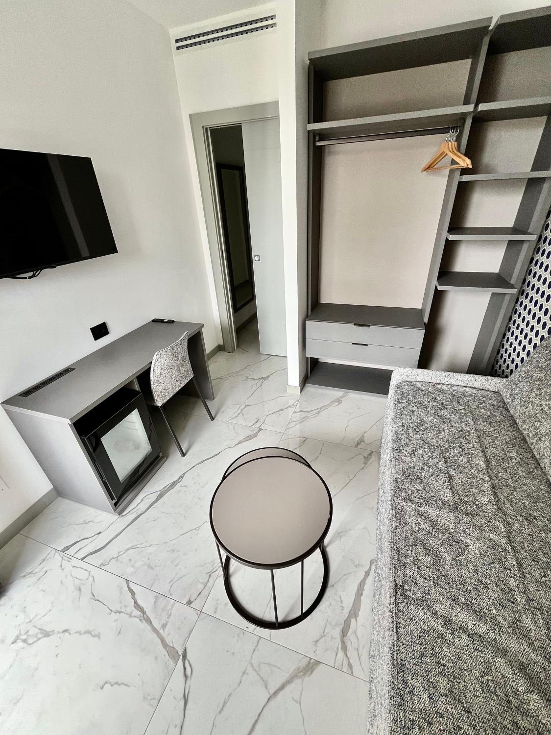 Family Room with Garden View - Photo 2