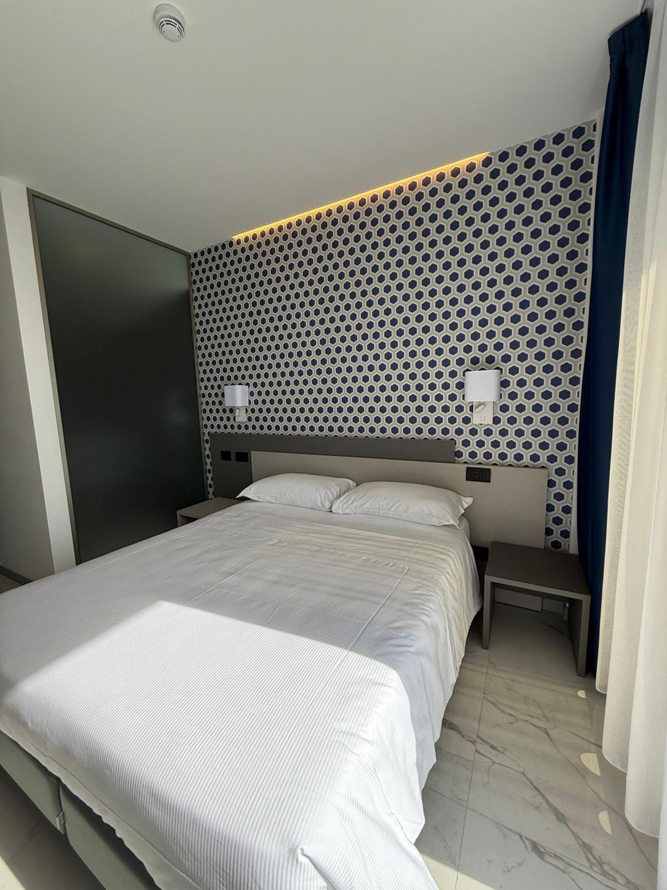 Double or Twin Room - Photo 5