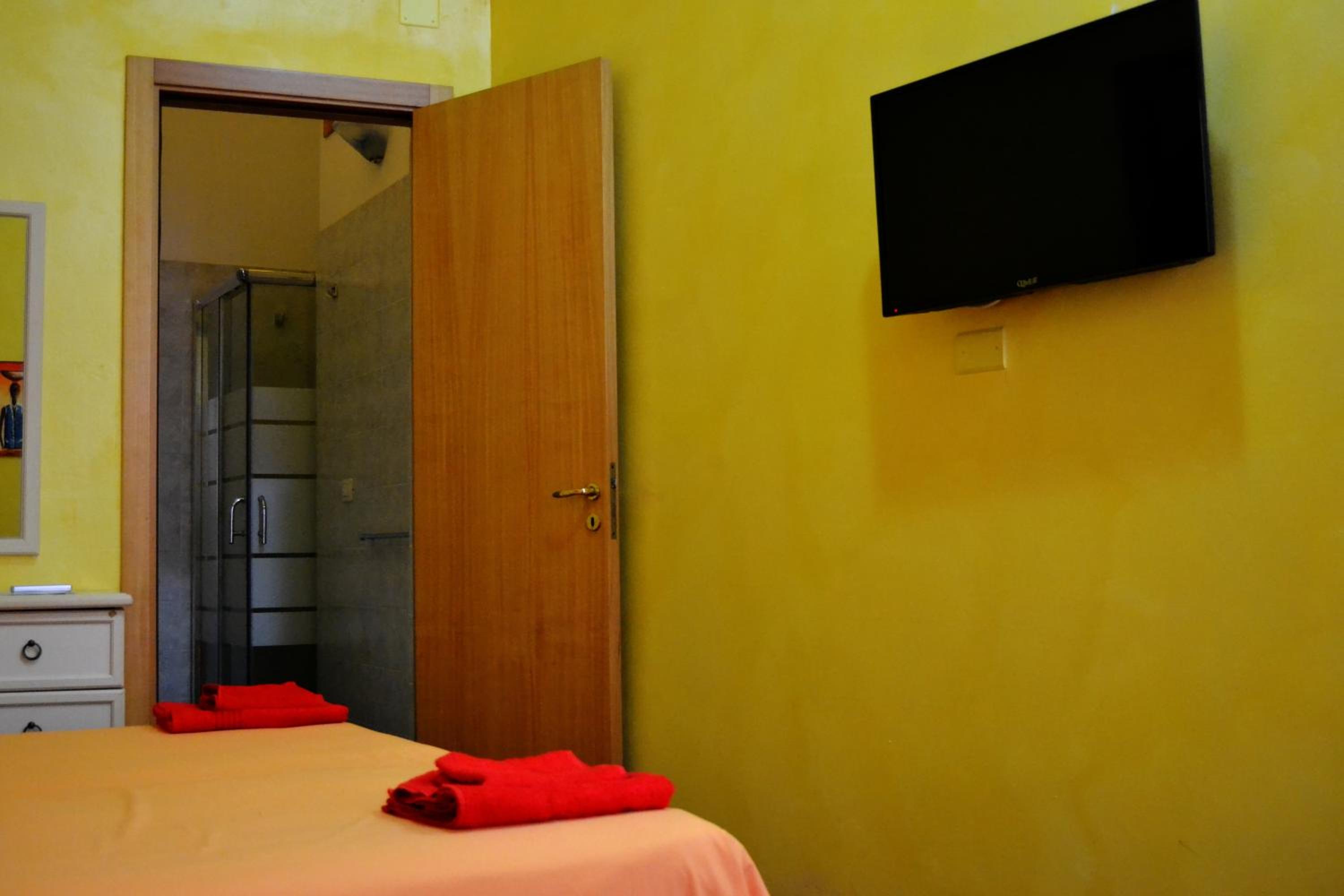 Double Room - Photo 7