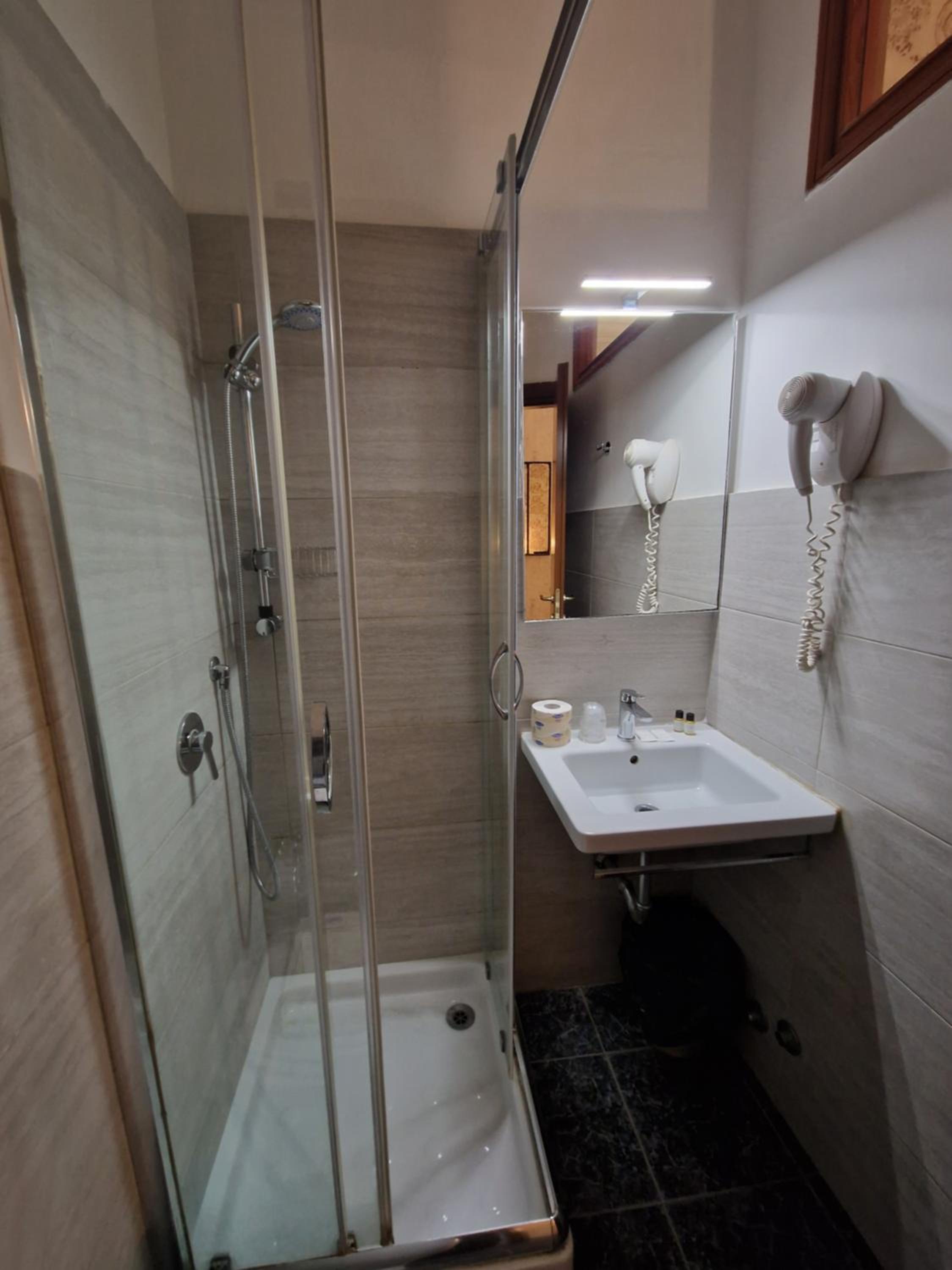 Economy Double or Twin Room photo 3