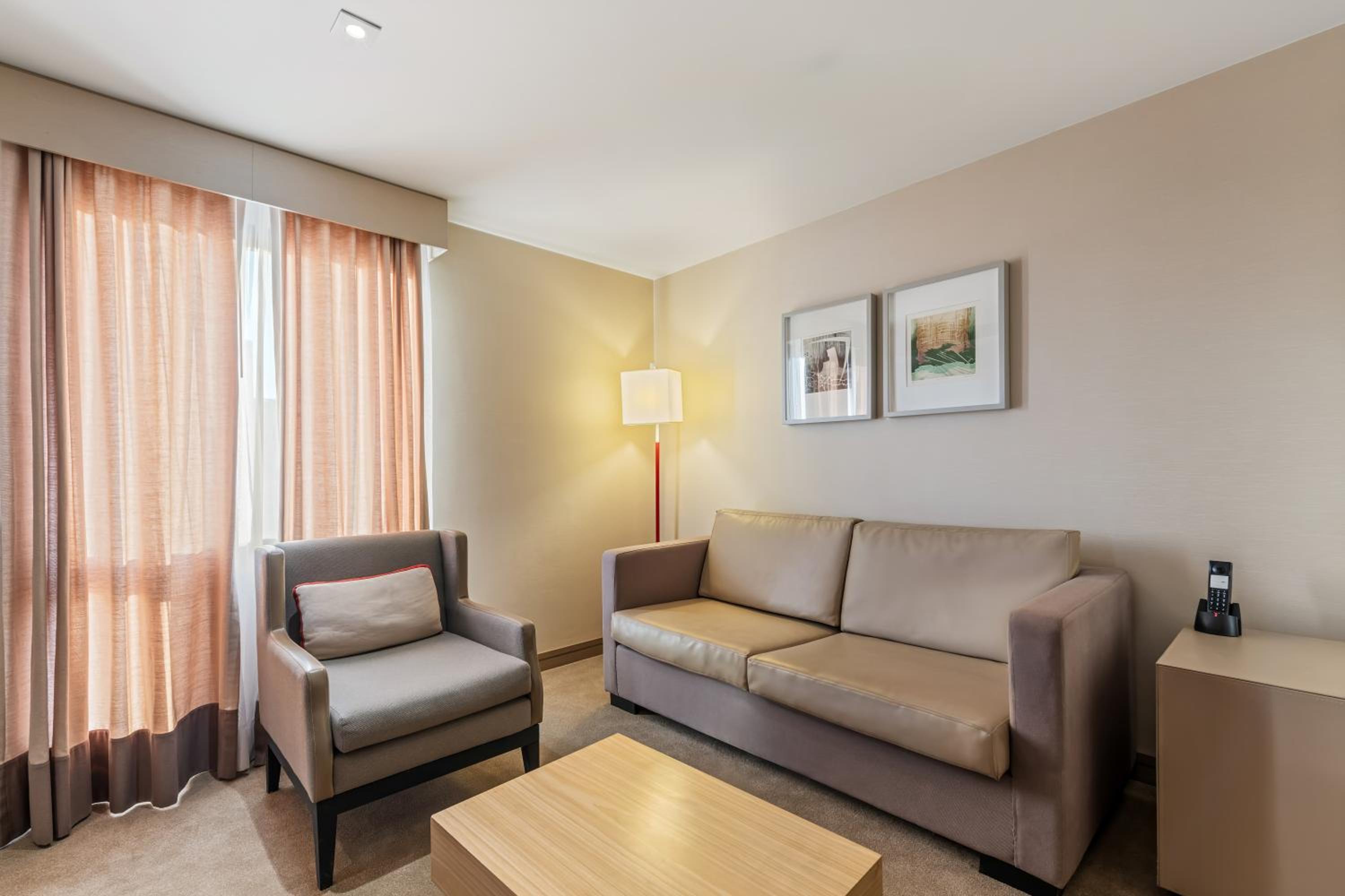 One-Bedroom Suite - Photo 3