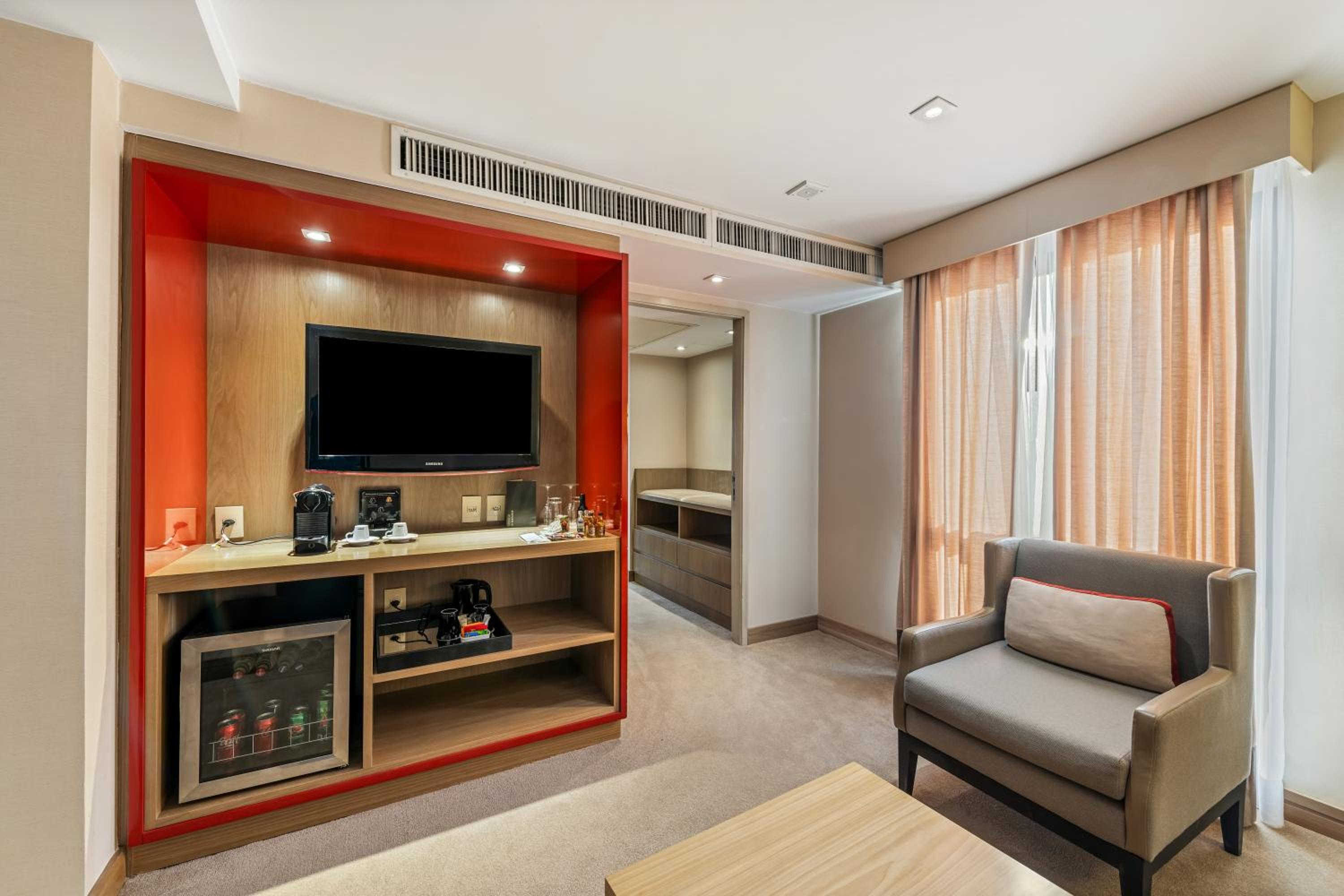One-Bedroom Suite - Photo 4