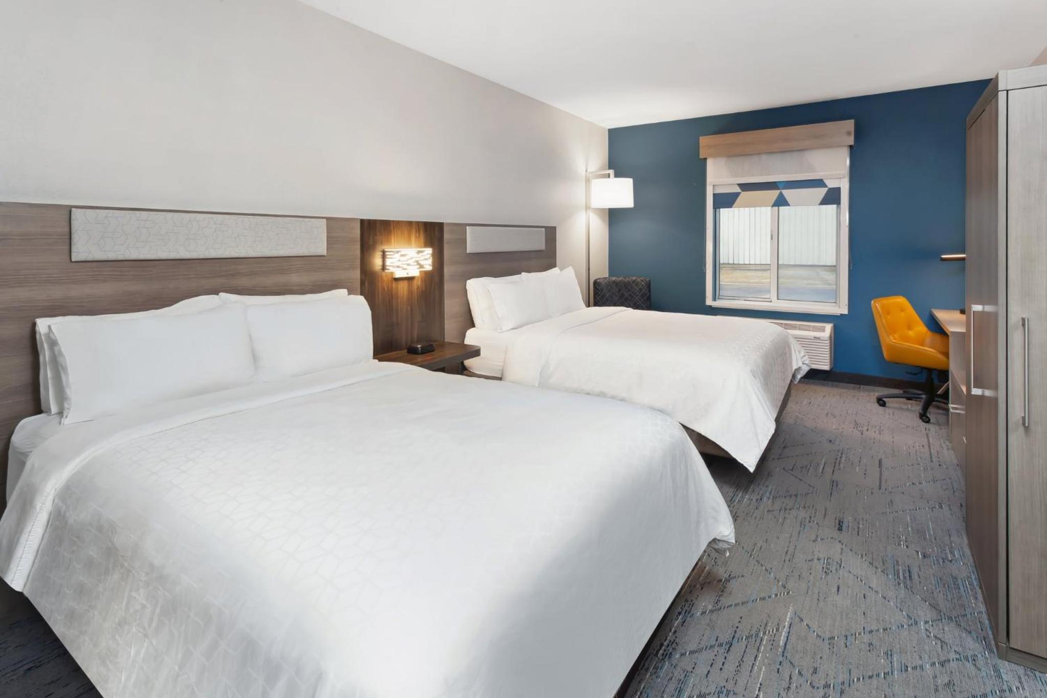 Standard Room with Two Queen Beds - Photo 2