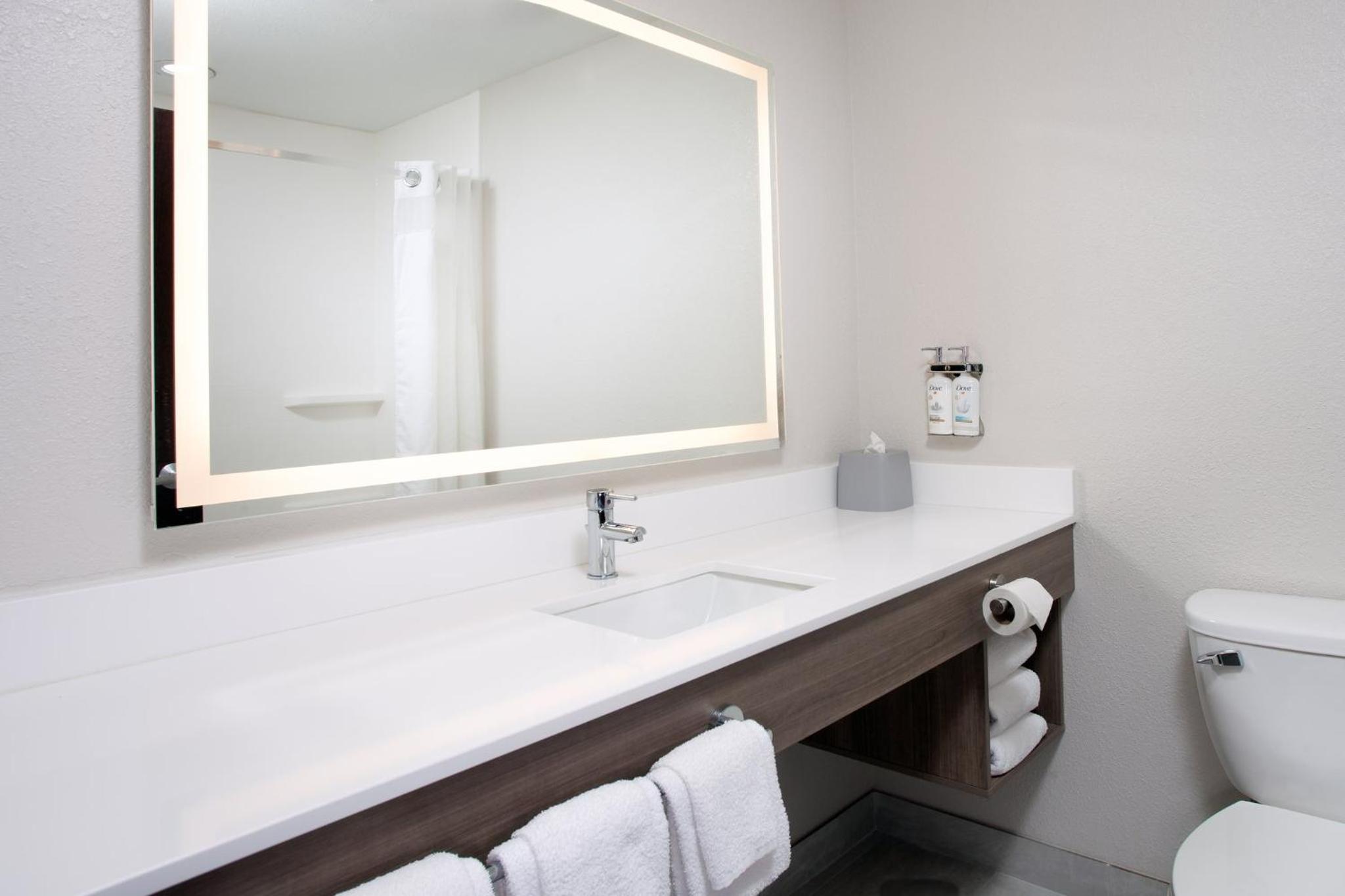 Standard Room with Two Queen Beds - Photo 1