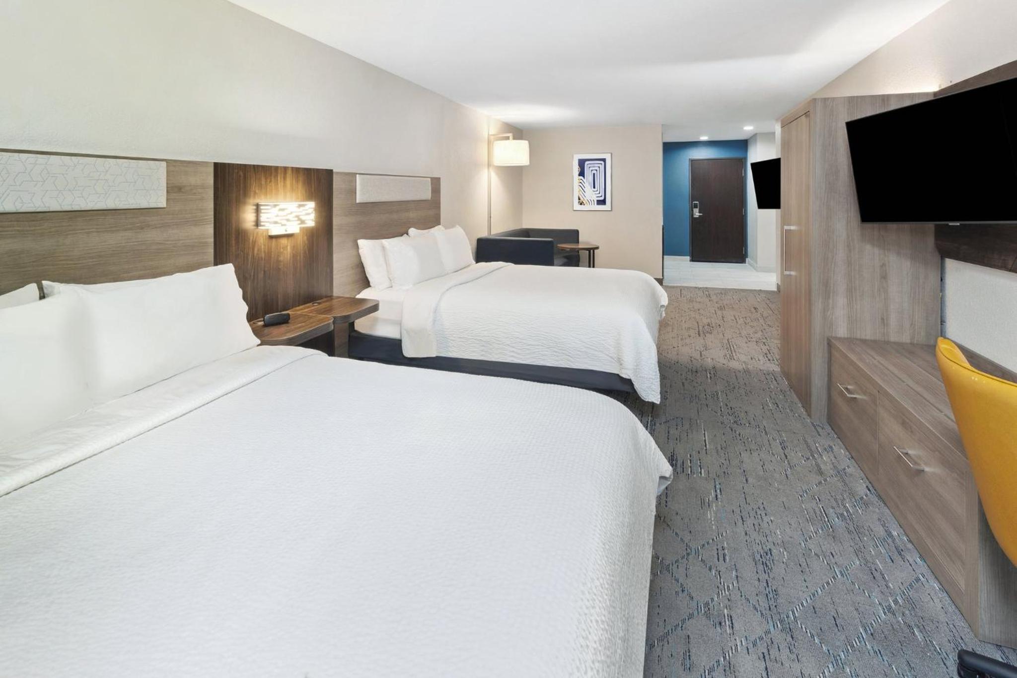 Queen Suite with Two Queen Beds - Photo 3