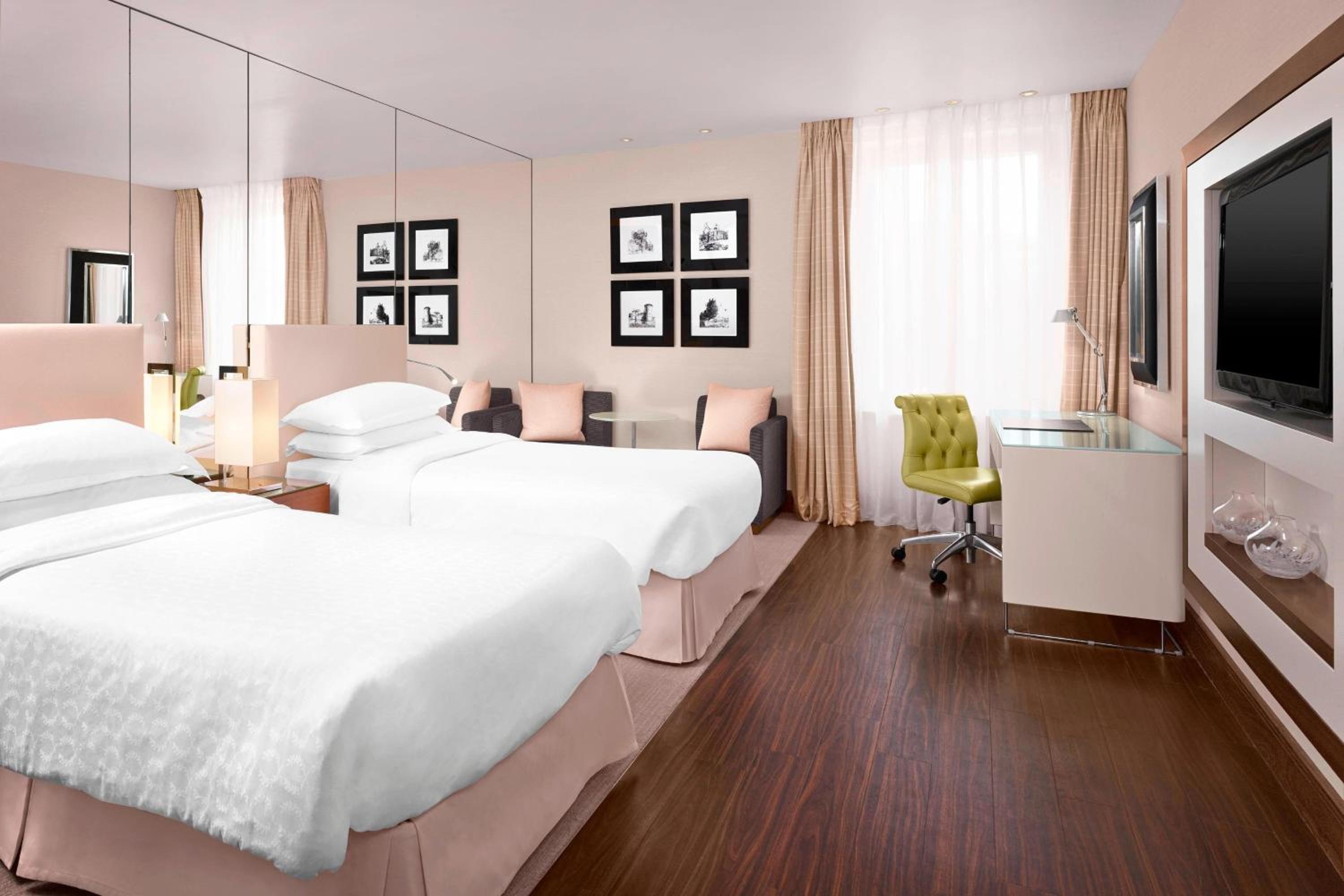 Two-Bedroom Suite with Edinburgh Castle View