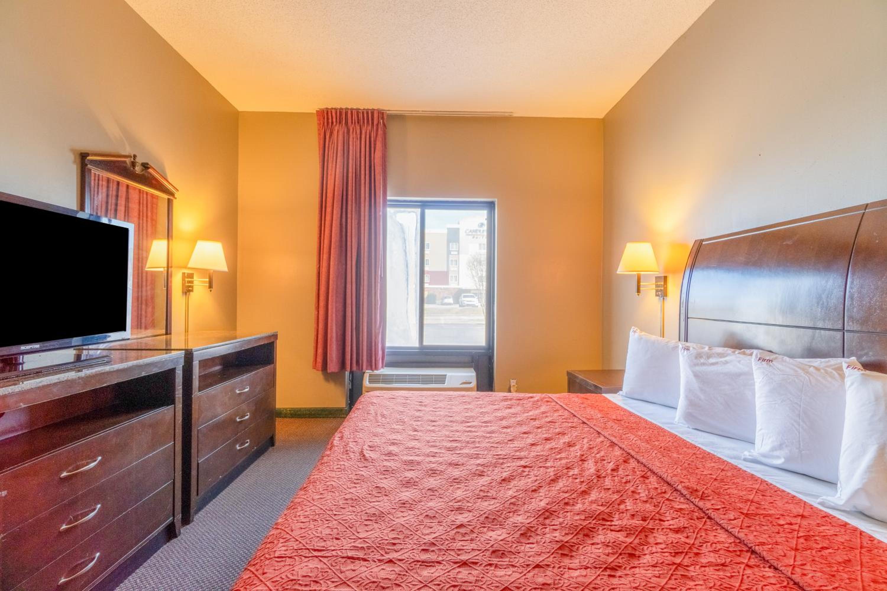 Suite - King Bed Non - Smoking - Photo 5