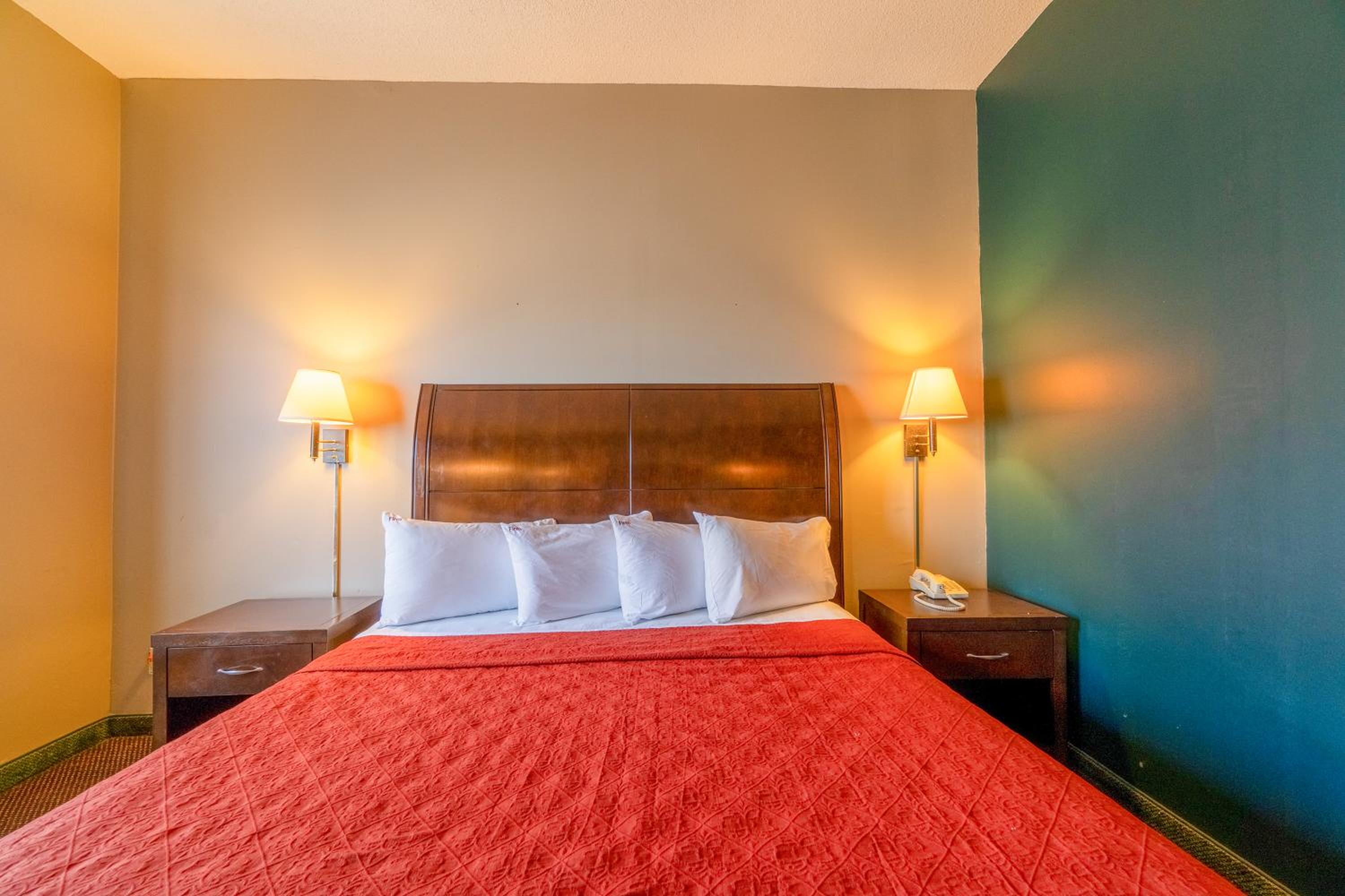 Suite - King Bed Non - Smoking - Photo 2