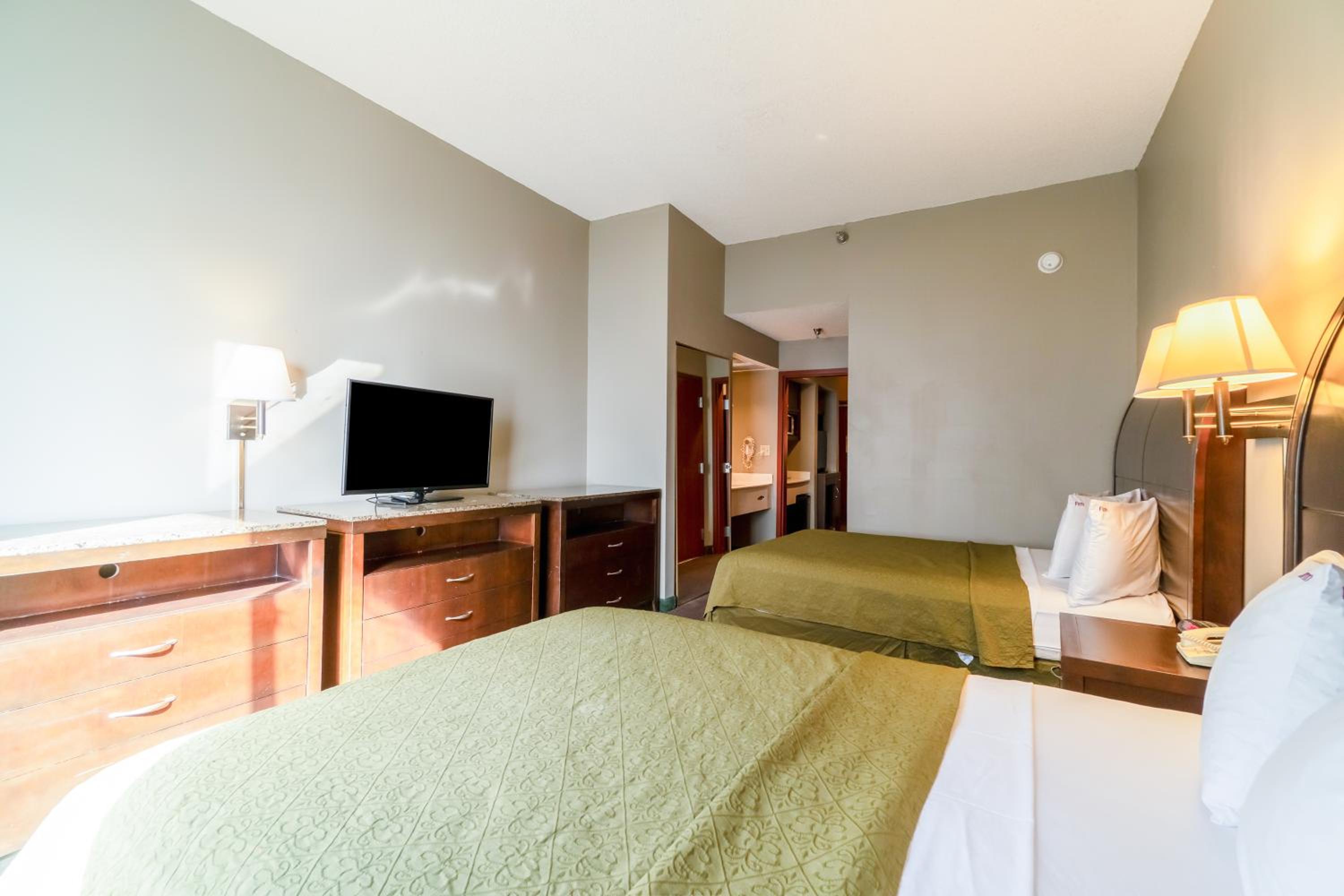 Suite - 2 Queen Bed Accessible Non Smoking - Photo 16