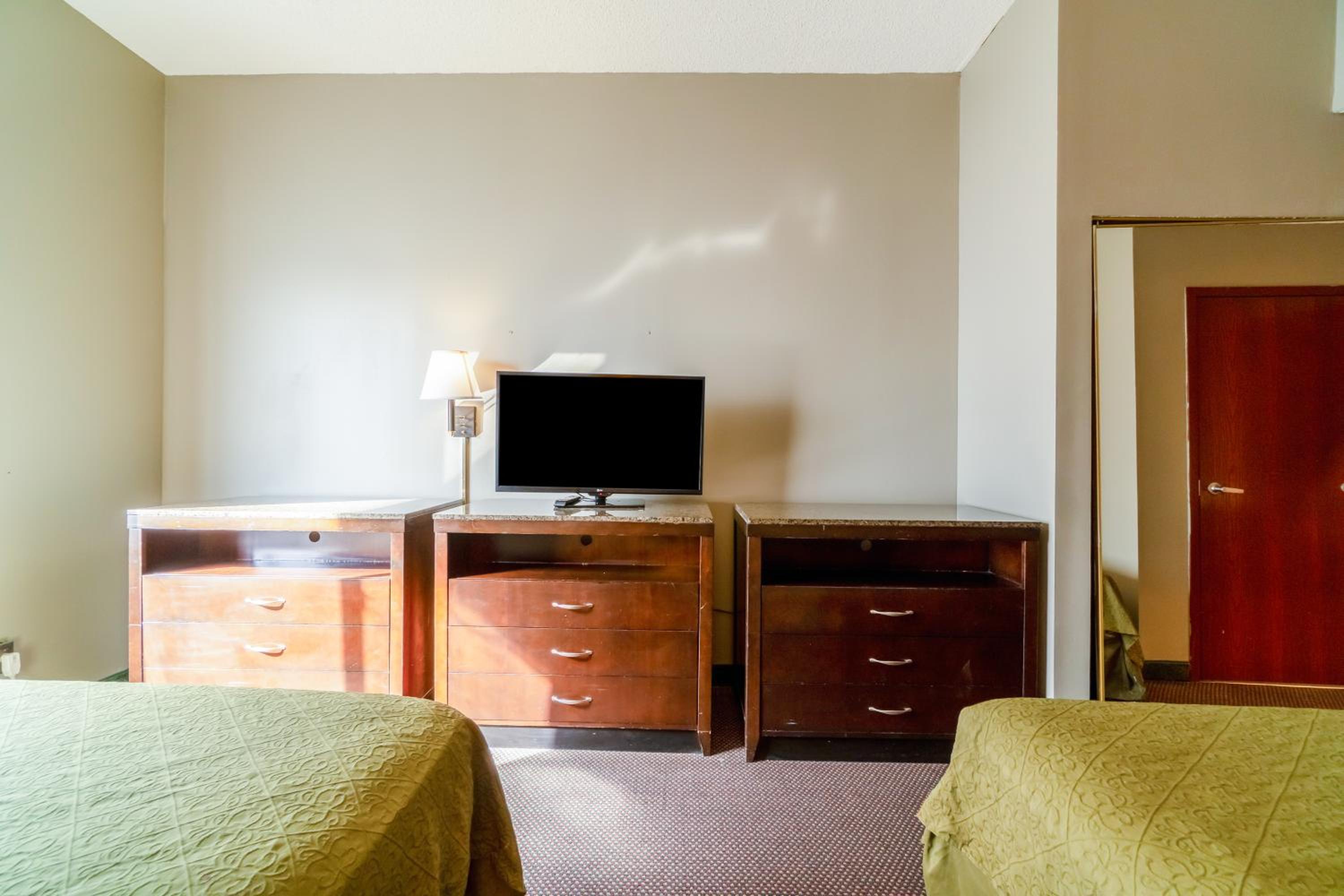 Suite - 2 Queen Bed Accessible Non Smoking - Photo 3