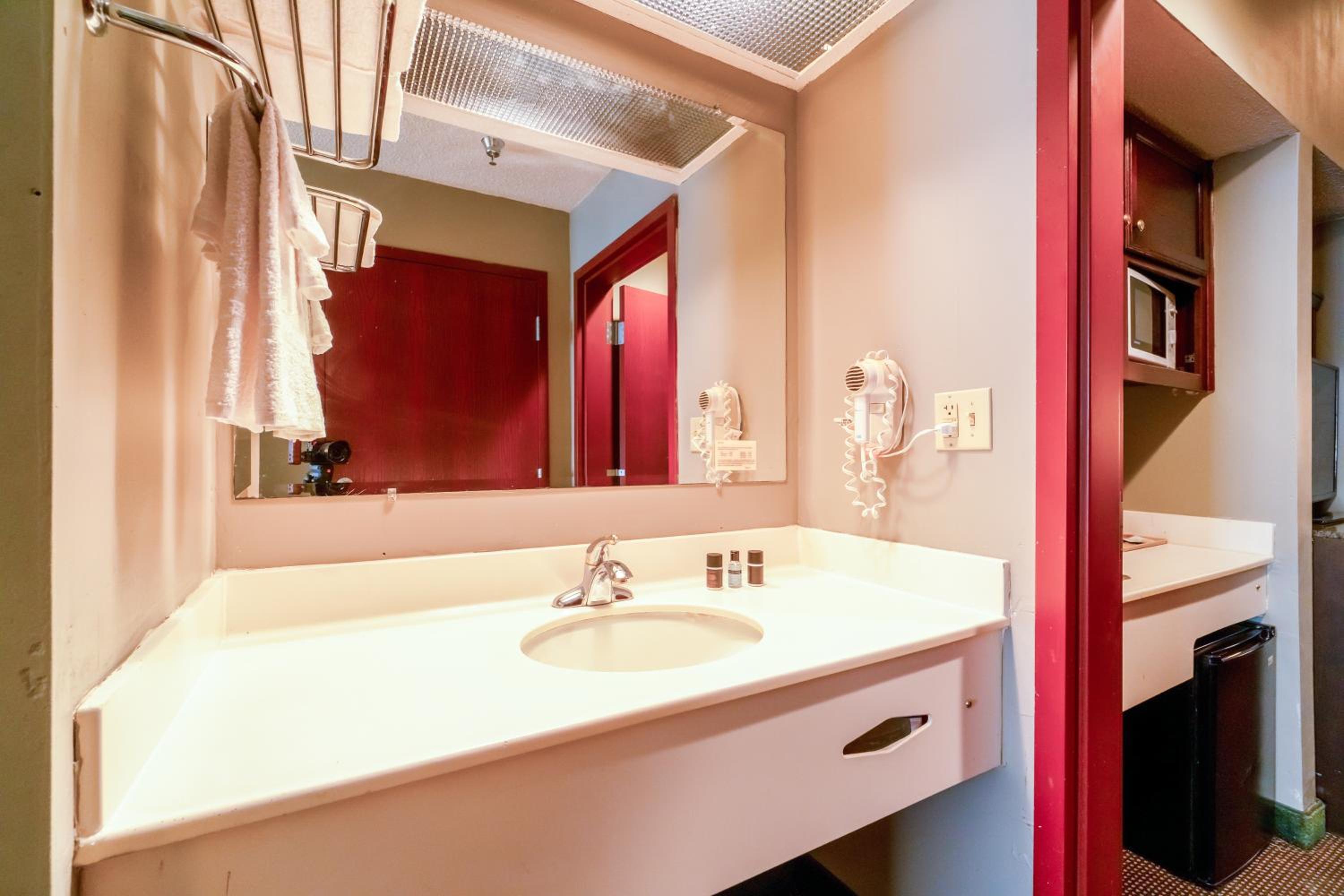 Suite - 2 Queen Bed Accessible Non Smoking - Photo 17