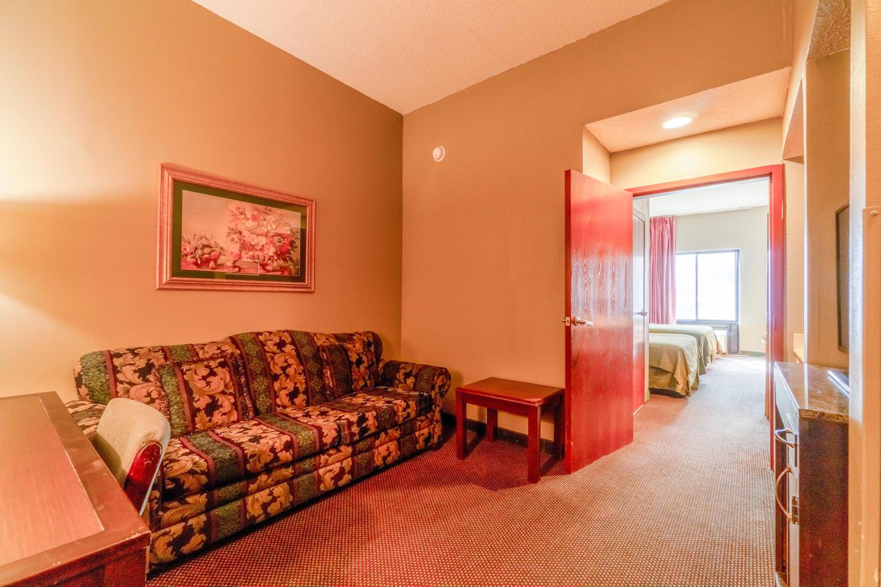 Suite - 2 Queen Bed Accessible Non Smoking - Photo 12