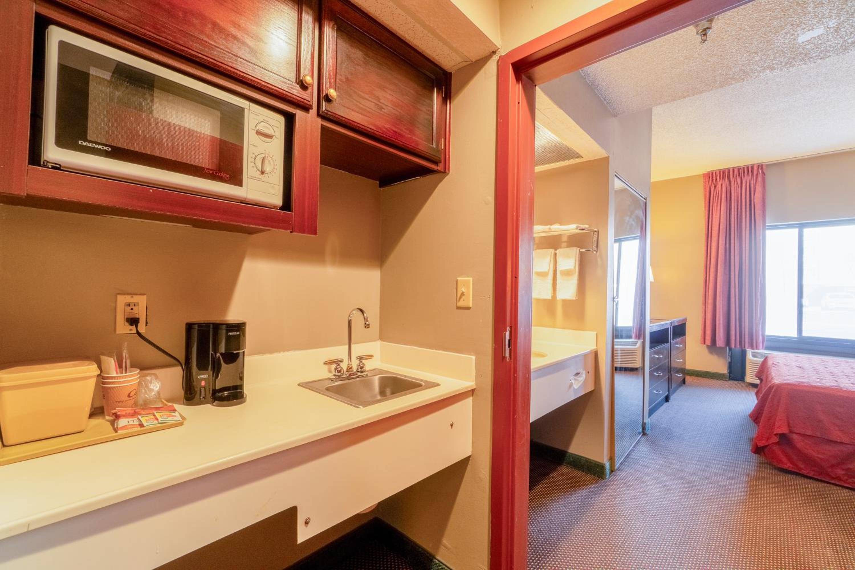 Suite - King Bed Non - Smoking - Photo 9