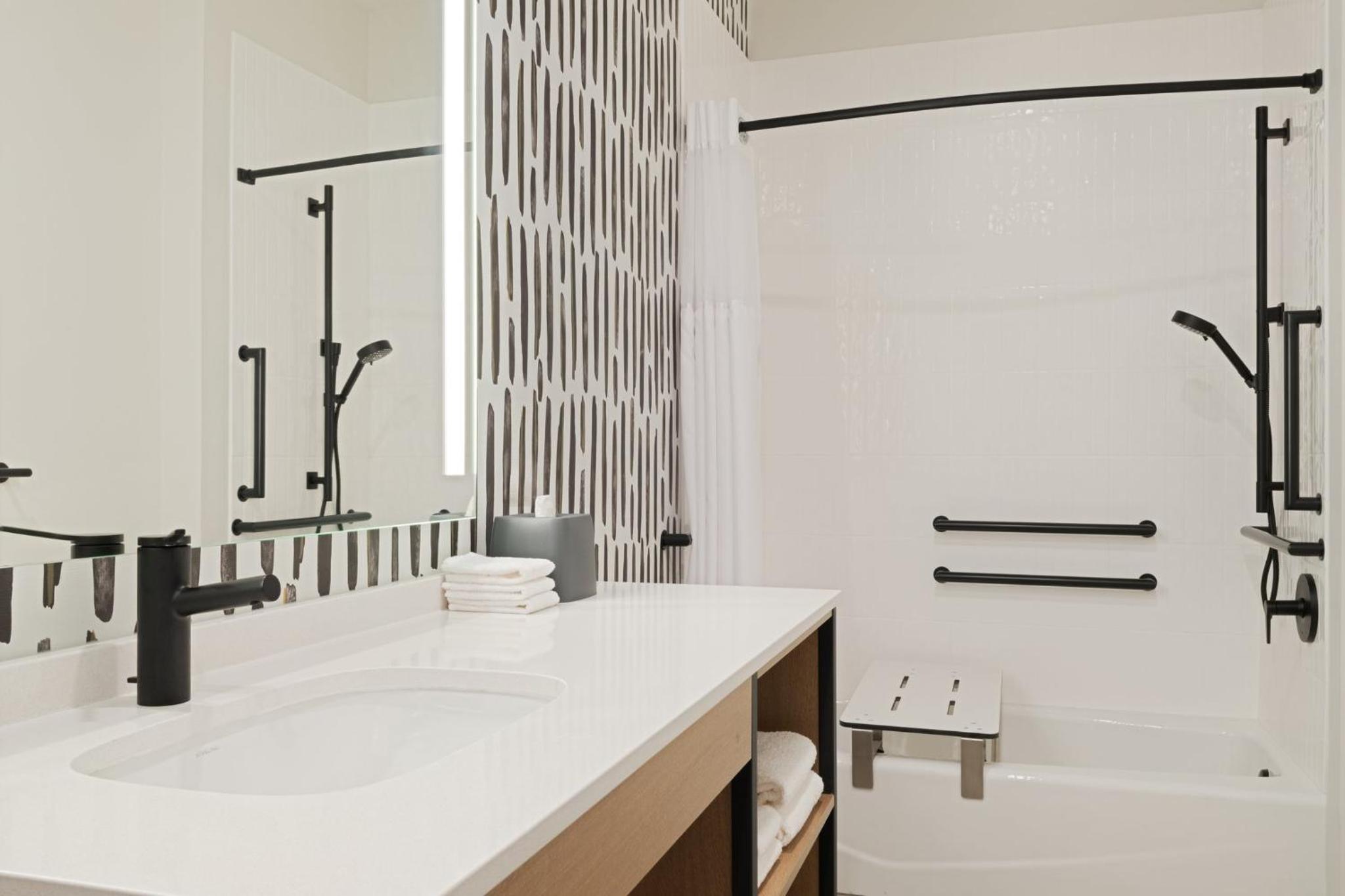 King Studio Suite with Bath Tub - Mobility Access - Photo 1