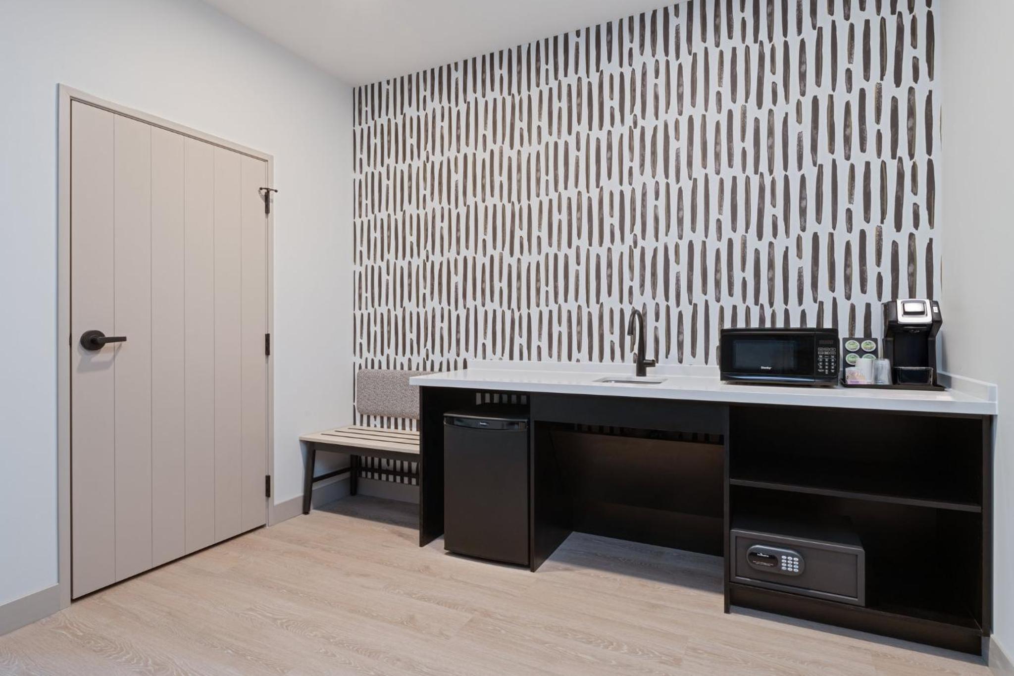 Queen Studio Suite with Tub - Communication/Mobility Access photo 2