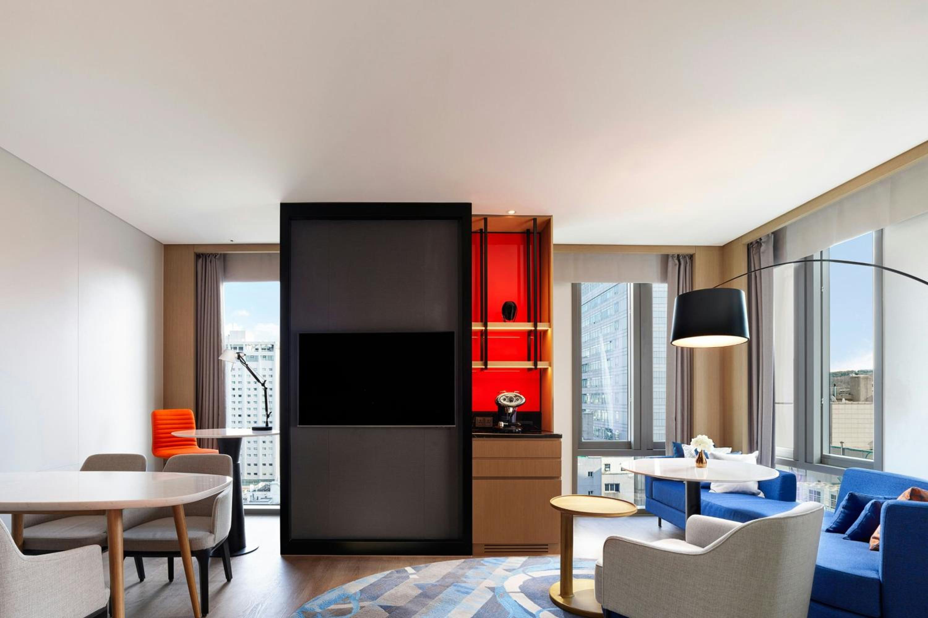 Executive Suite with City View and Club Lounge Access - Photo 7