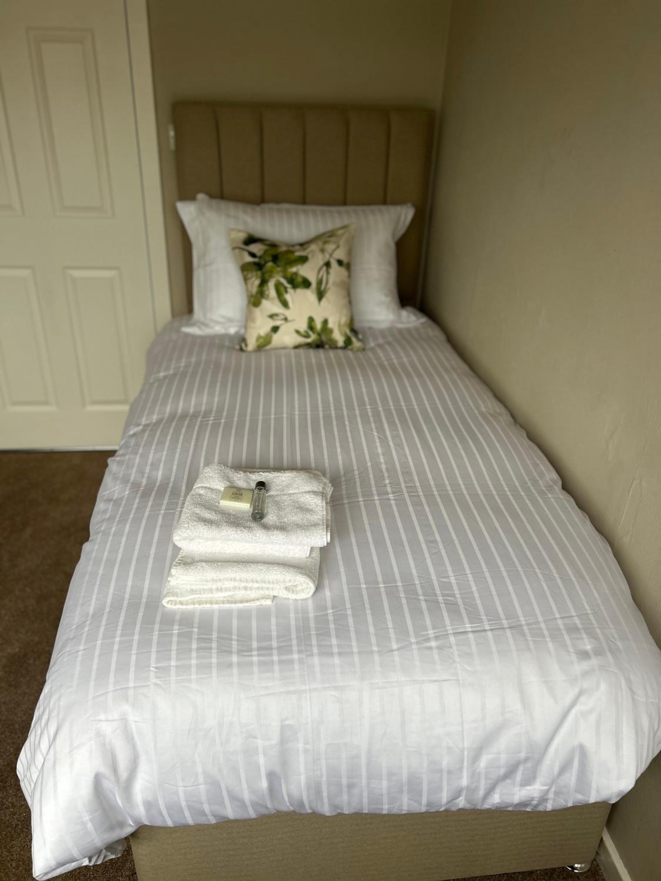 Single Room with Shared Shower and Toilet photo 3