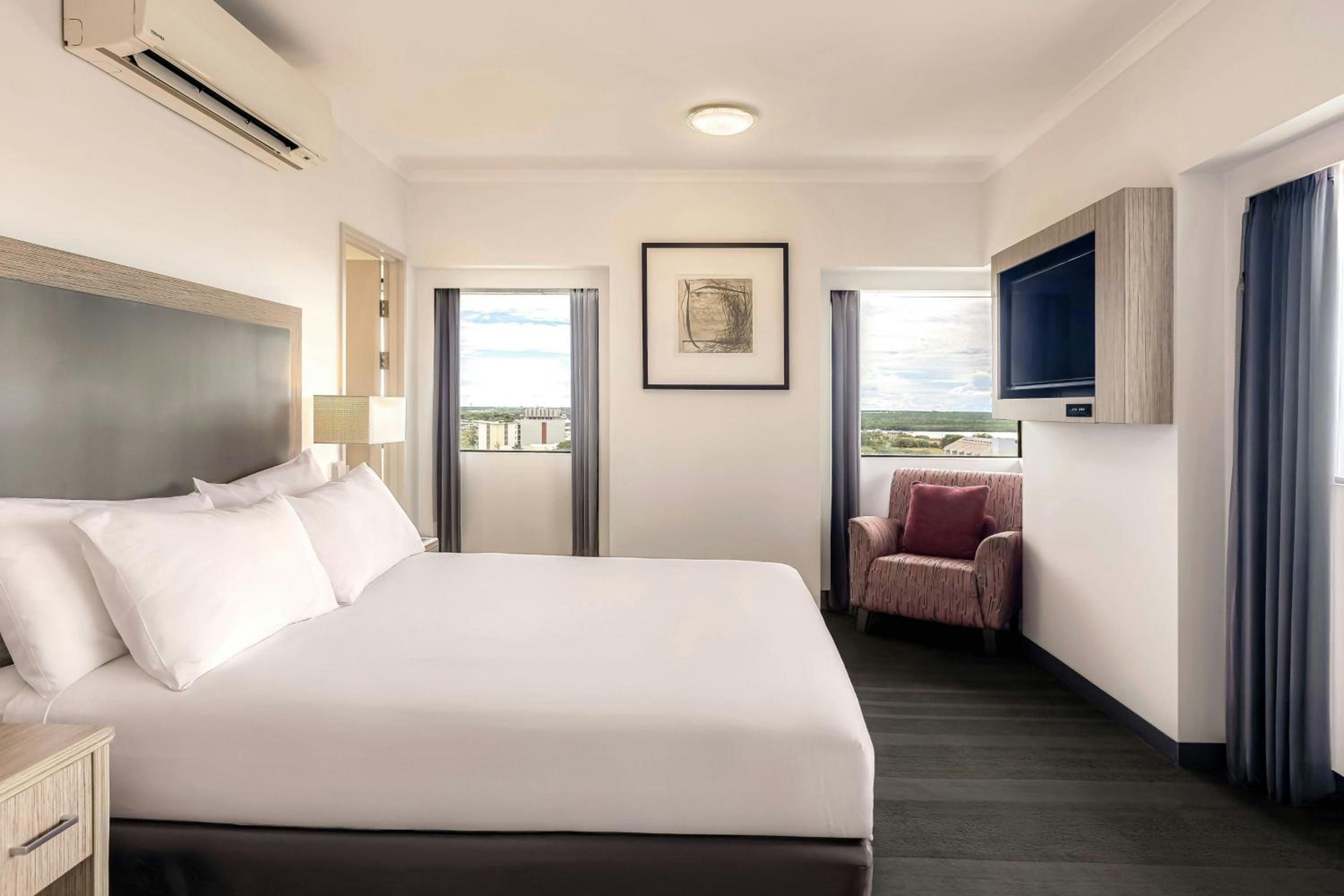 Standard Queen Room with City View photo 2