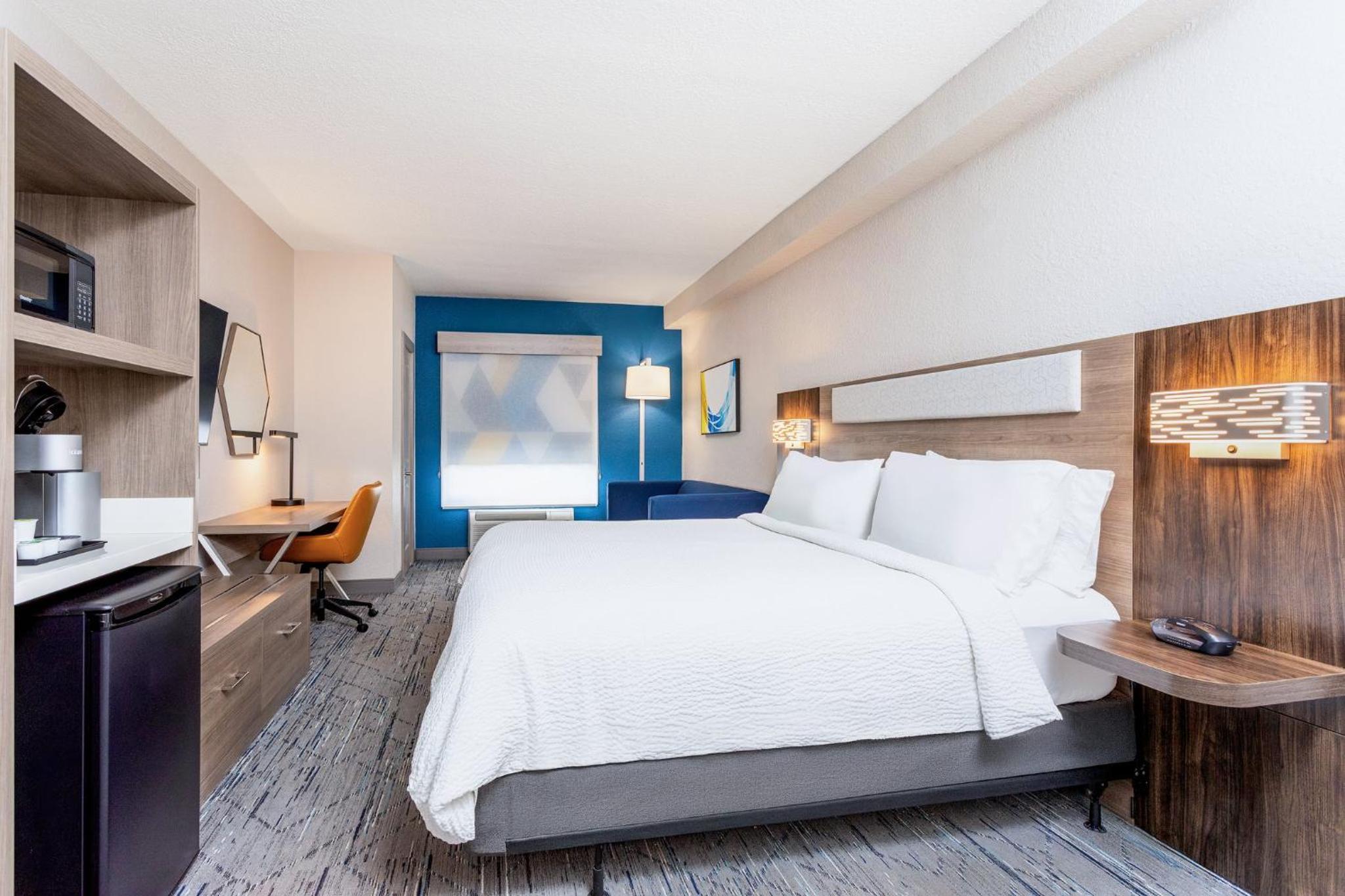 Standard King Room with Sofa Bed photo 2