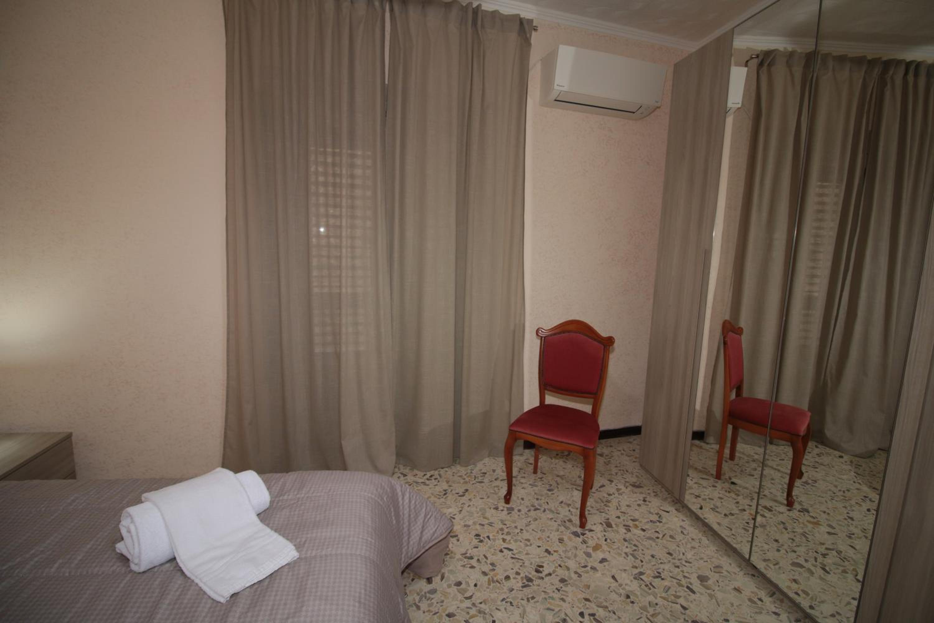 Deluxe King Room - Photo 7