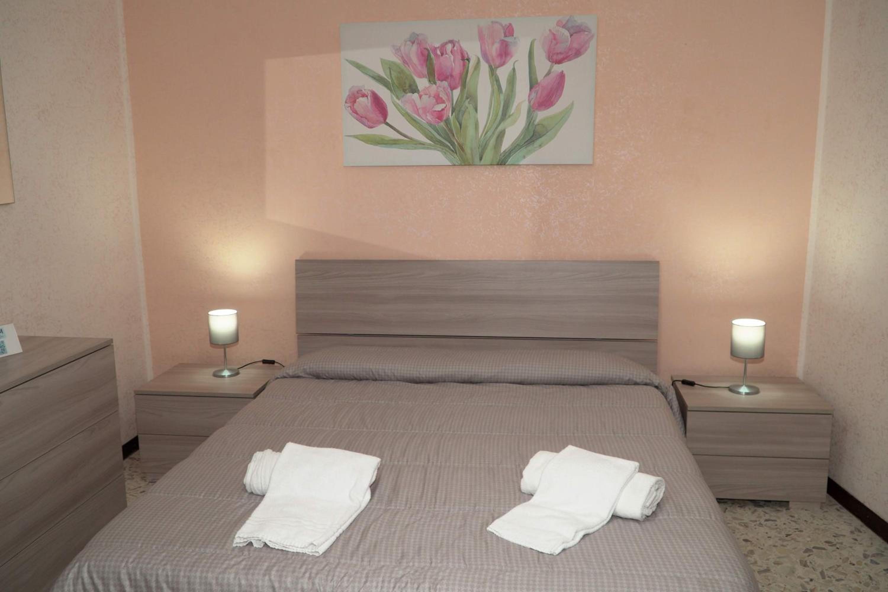 Deluxe King Room - Photo 8
